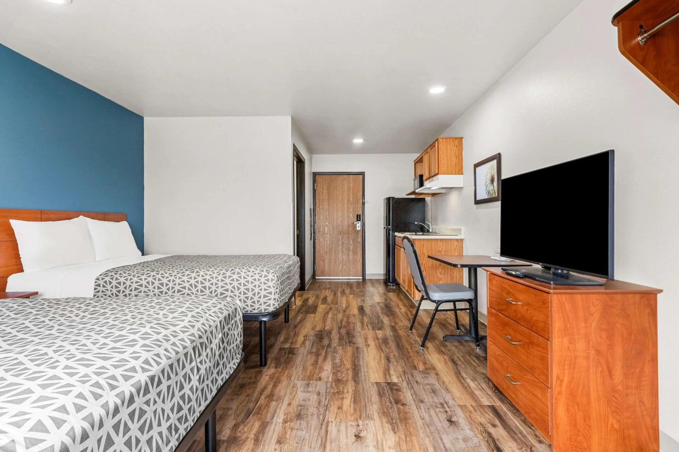 Bedroom, Bed in WoodSpring Suites Tulsa