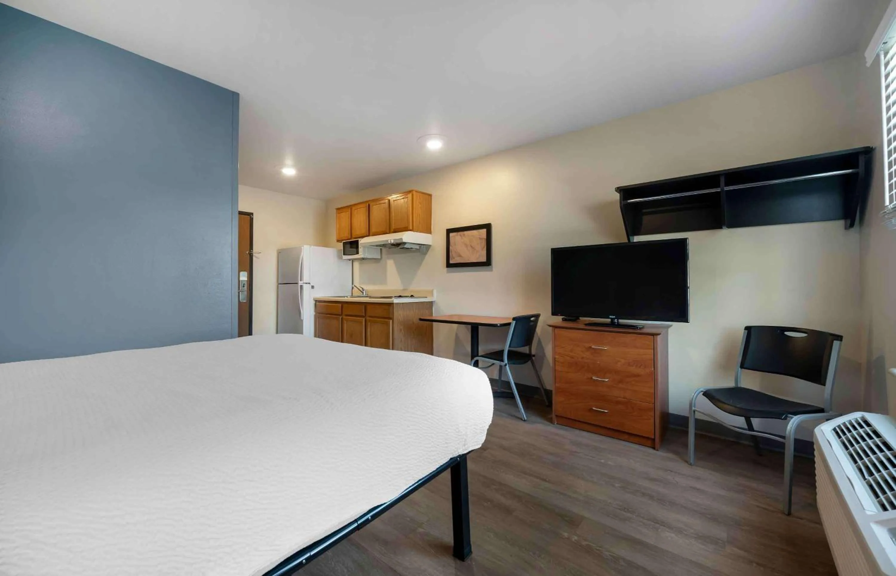 Bedroom, Bed in Extended Stay America Select Suites - Tallahassee - East