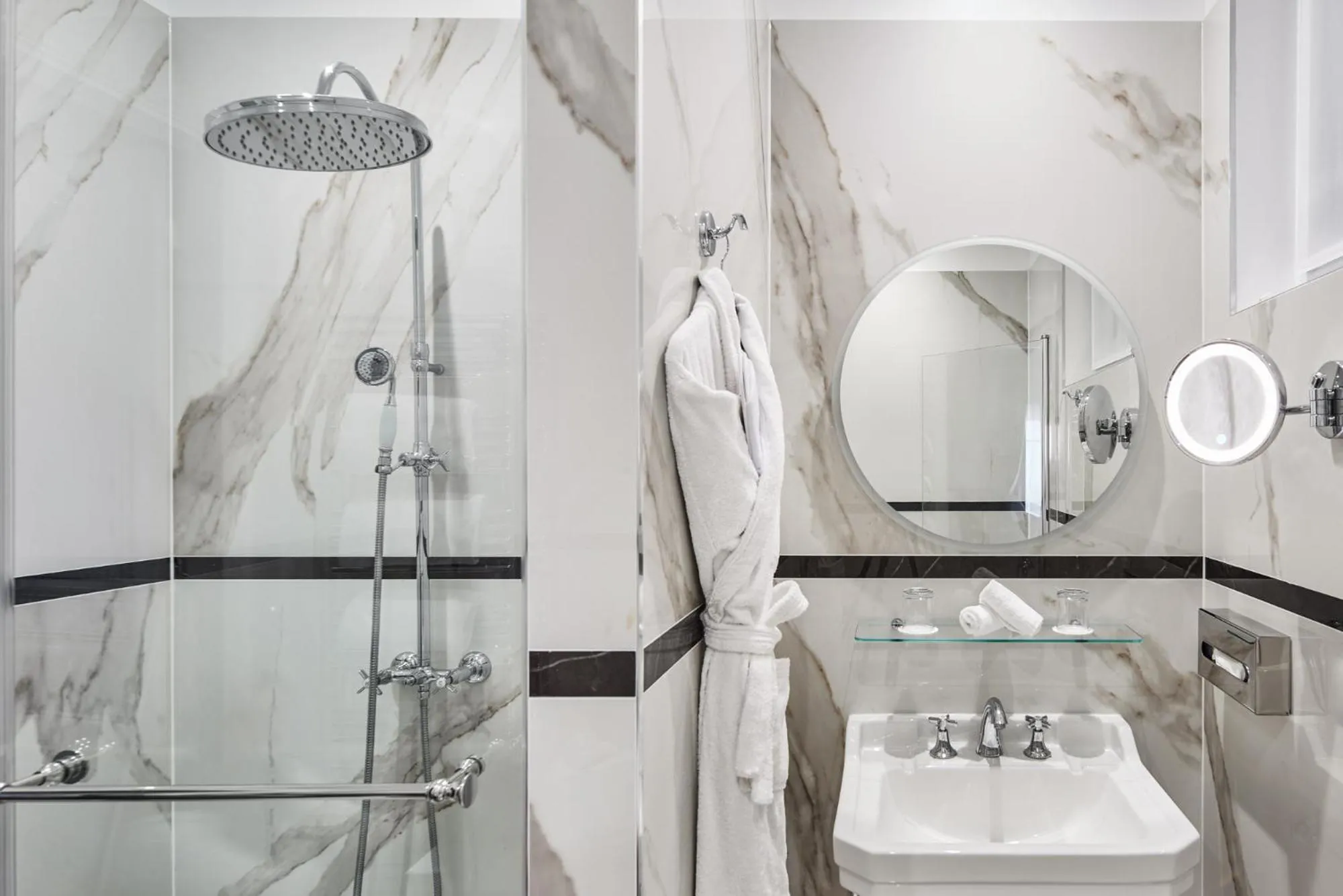 Shower in Hotel Westminster