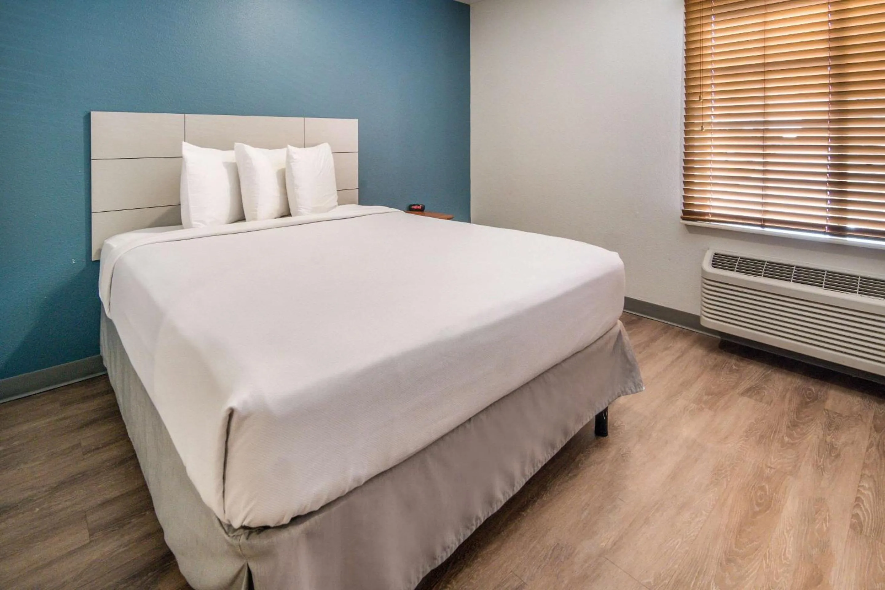 Photo of the whole room, Bed in WoodSpring Suites Denton