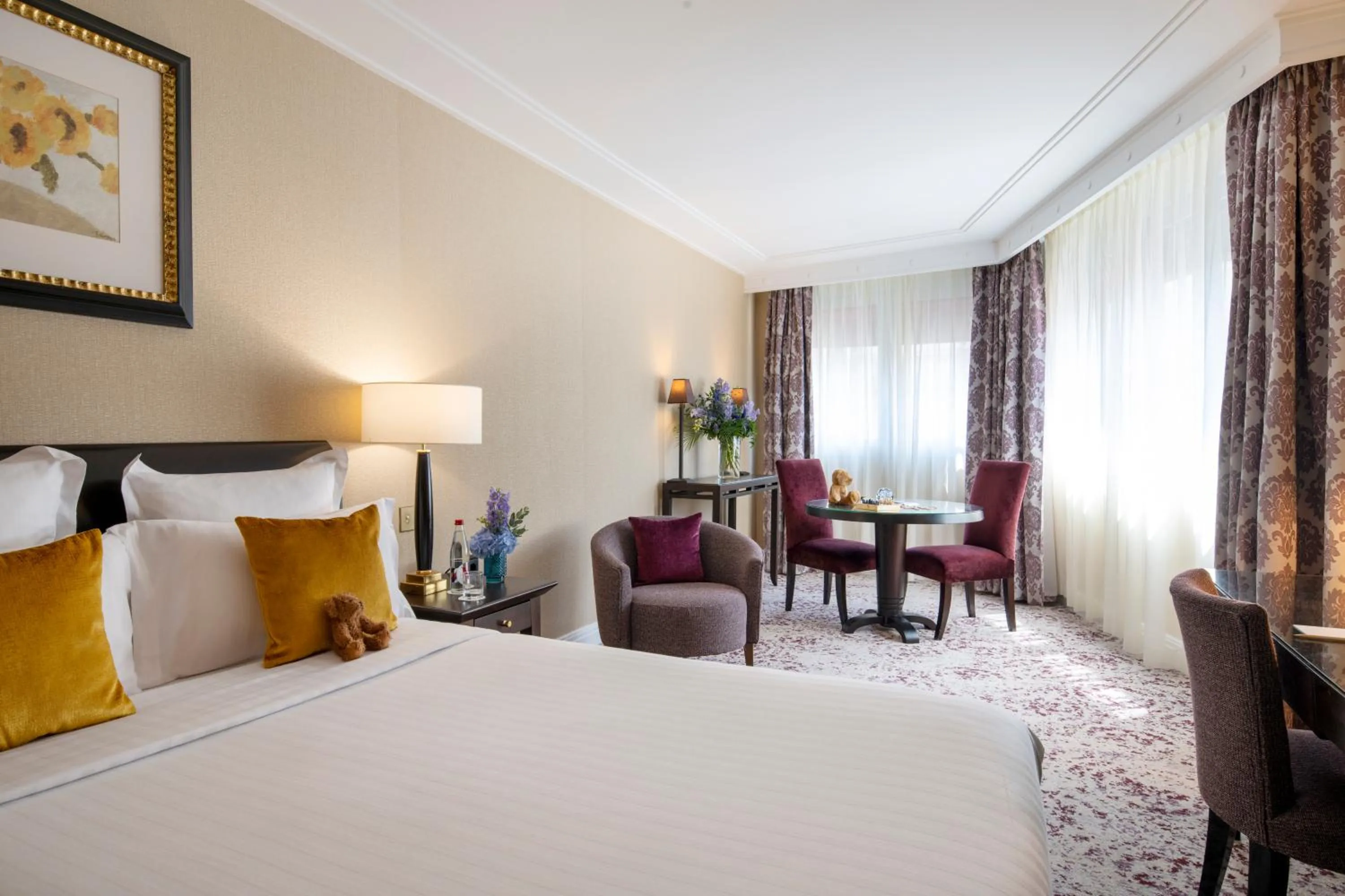 Bed in Warwick Champs-Elysées Paris