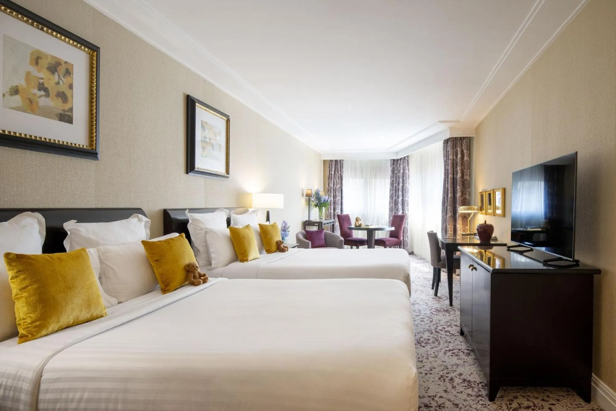 Bed in Warwick Champs-Elysées Paris