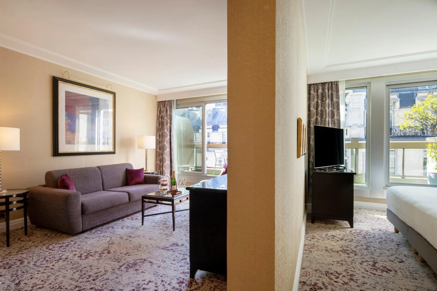 Bedroom, Bed in Warwick Champs-Elysées Paris