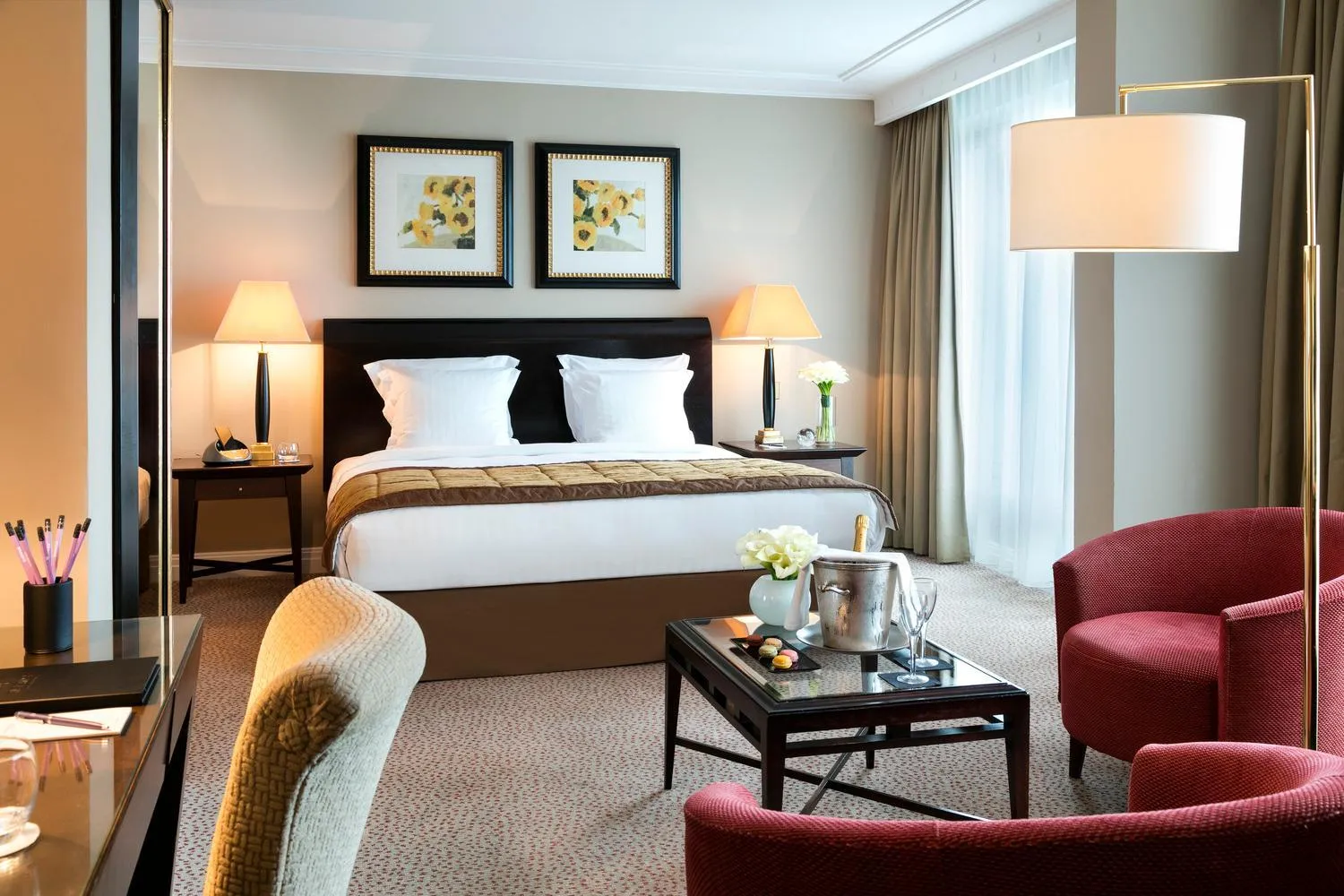 Bed in Warwick Champs-Elysées Paris