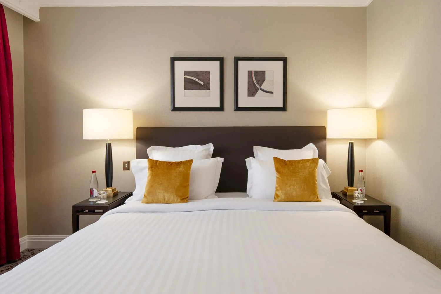 Bed in Warwick Champs-Elysées Paris