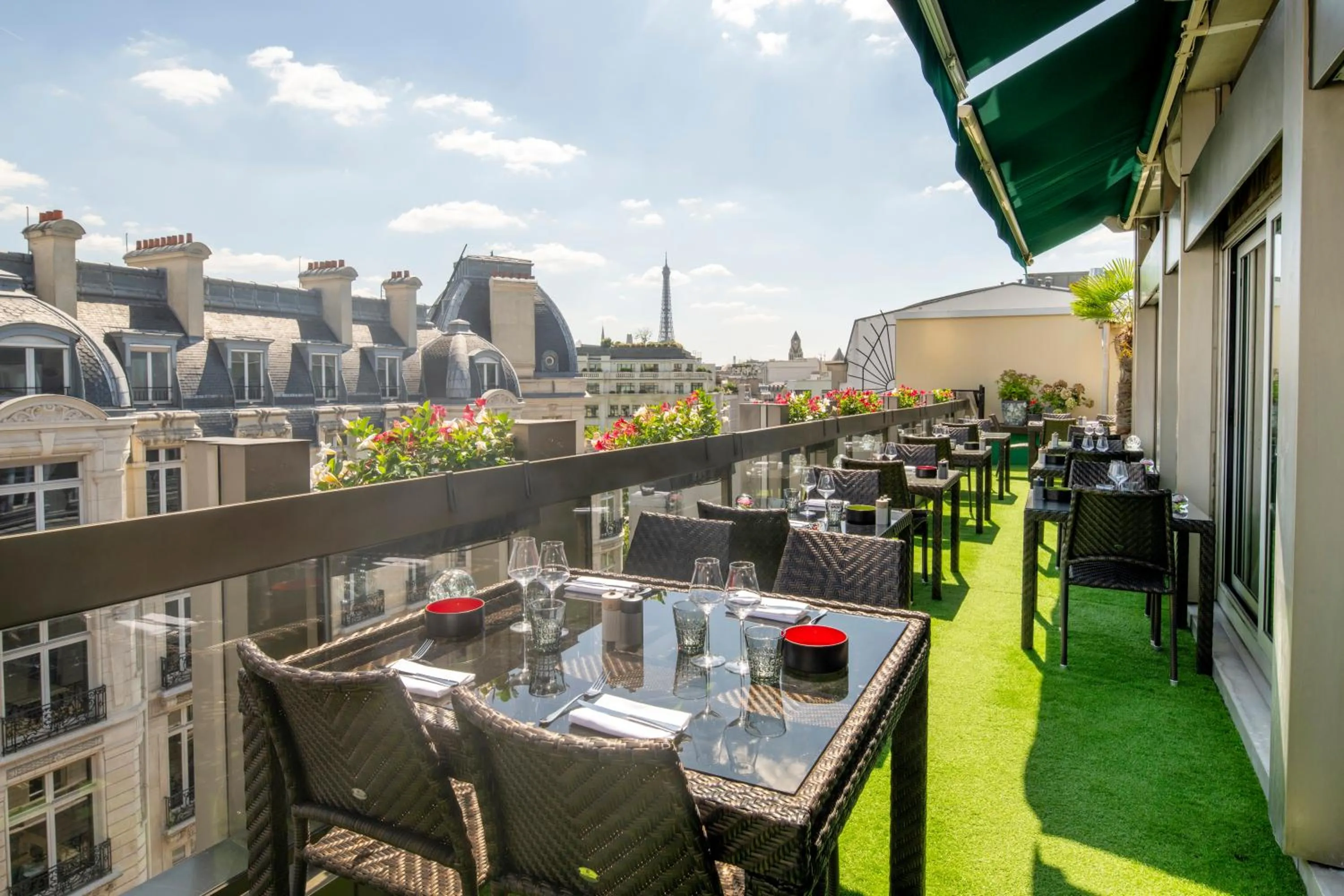 Patio in Warwick Champs-Elysées Paris