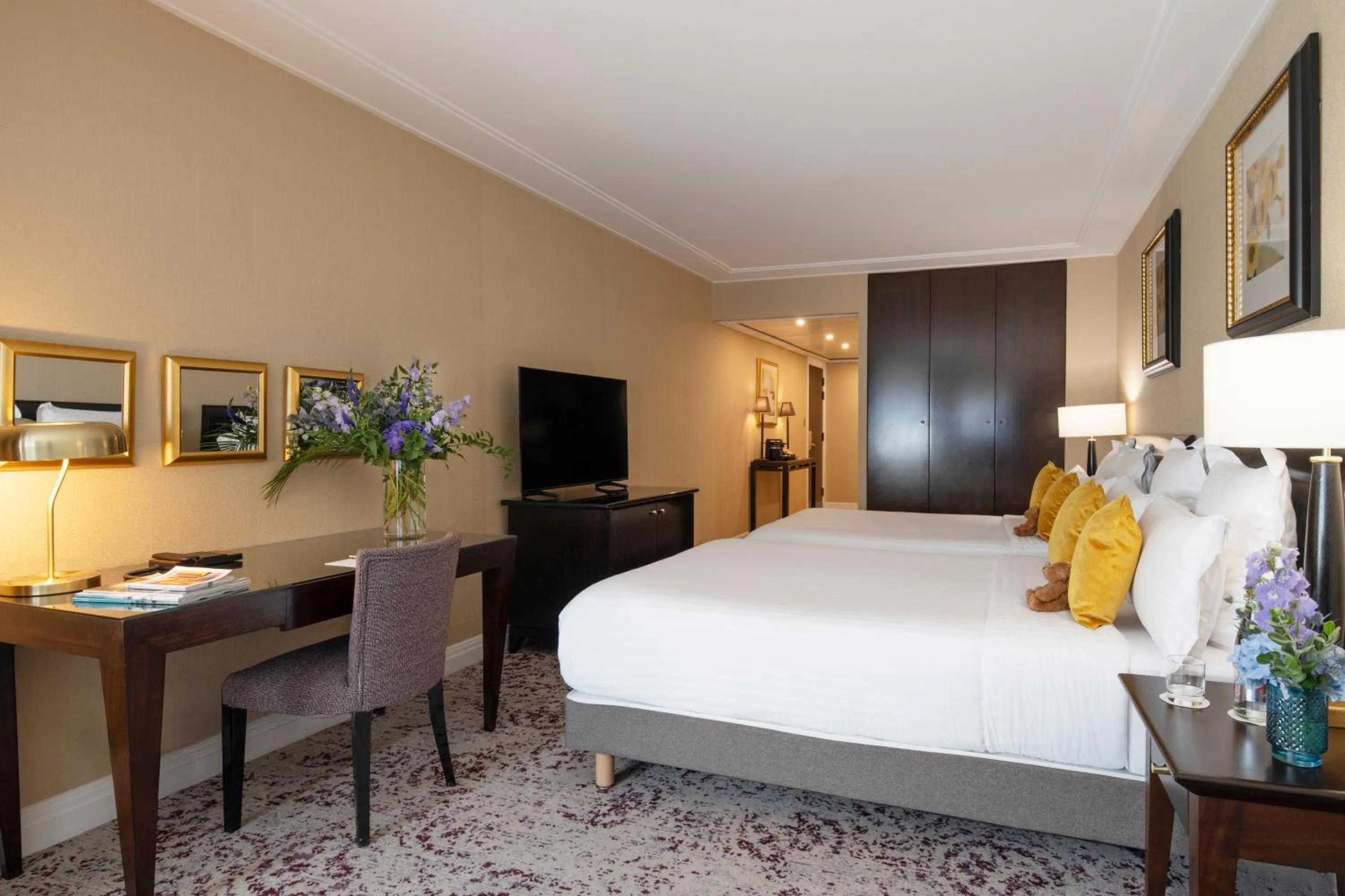 Bed in Warwick Champs-Elysées Paris