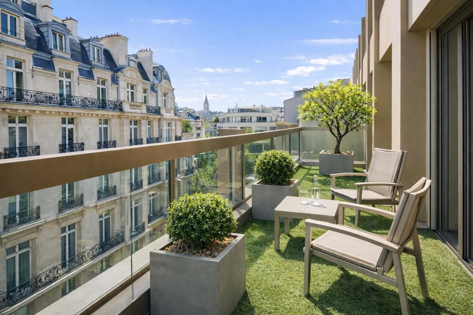 Patio in Warwick Champs-Elysées Paris