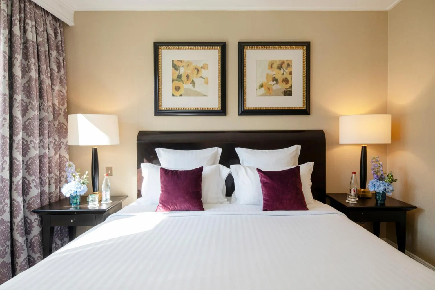 Bed in Warwick Champs-Elysées Paris