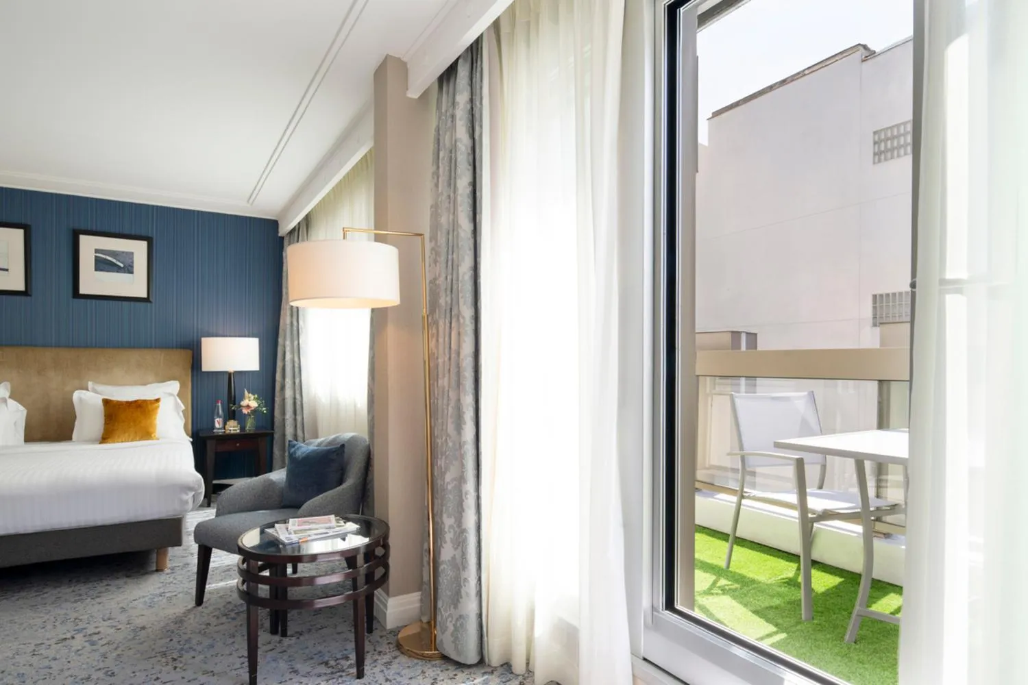 Bed in Warwick Champs-Elysées Paris