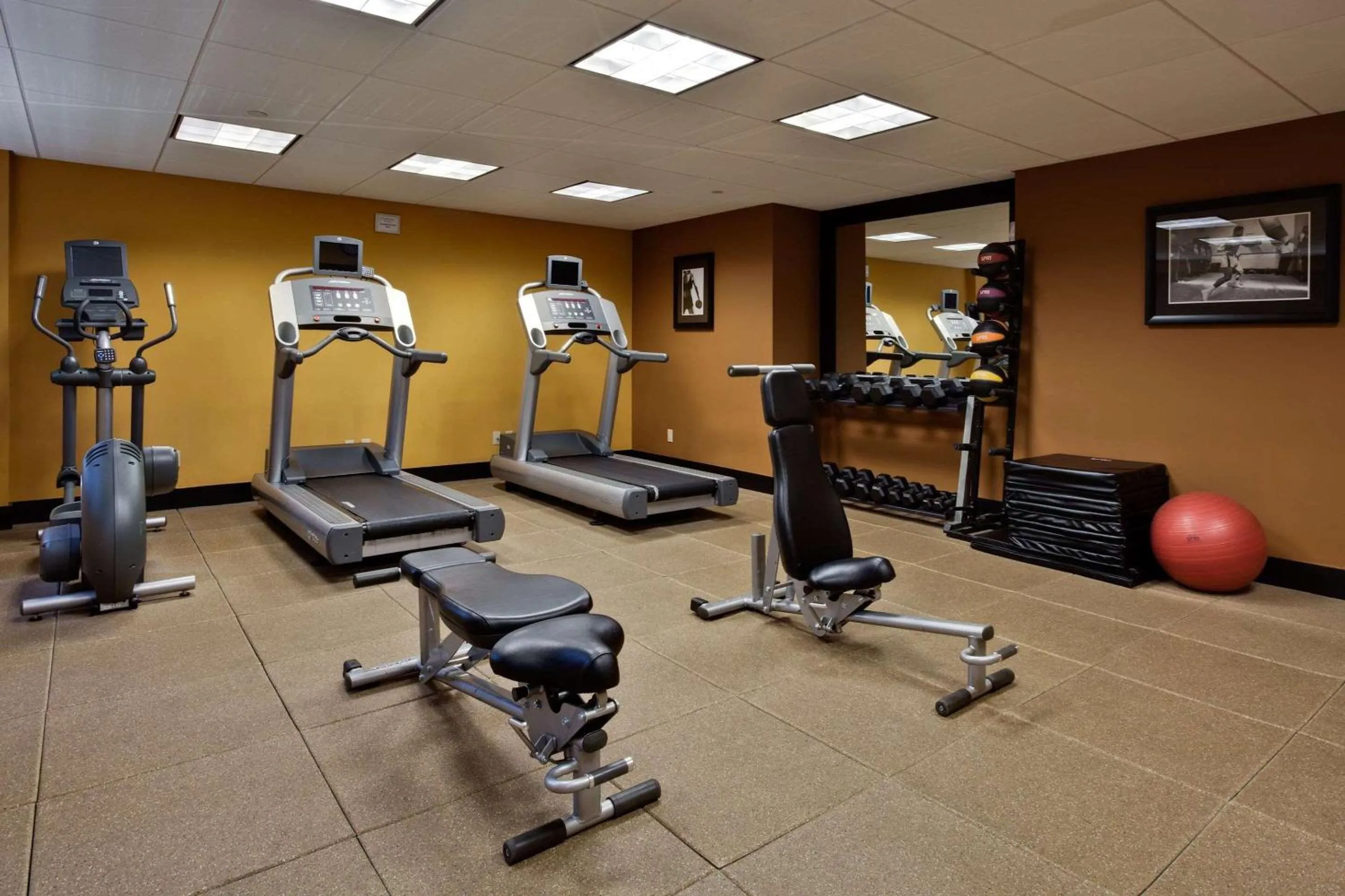 Fitness centre/facilities in Radisson Hotel Freehold