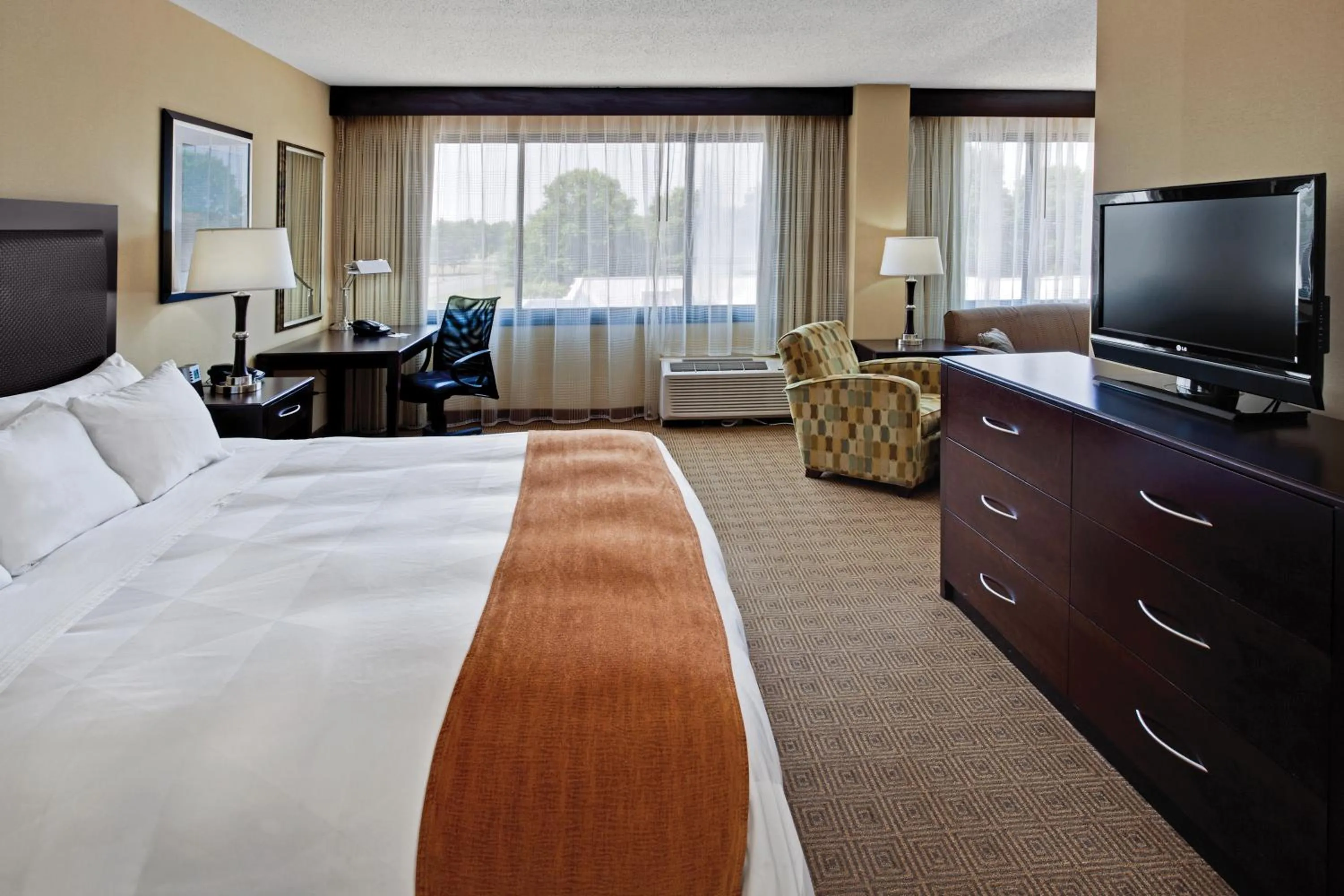 Bedroom, Bed in Radisson Hotel Freehold