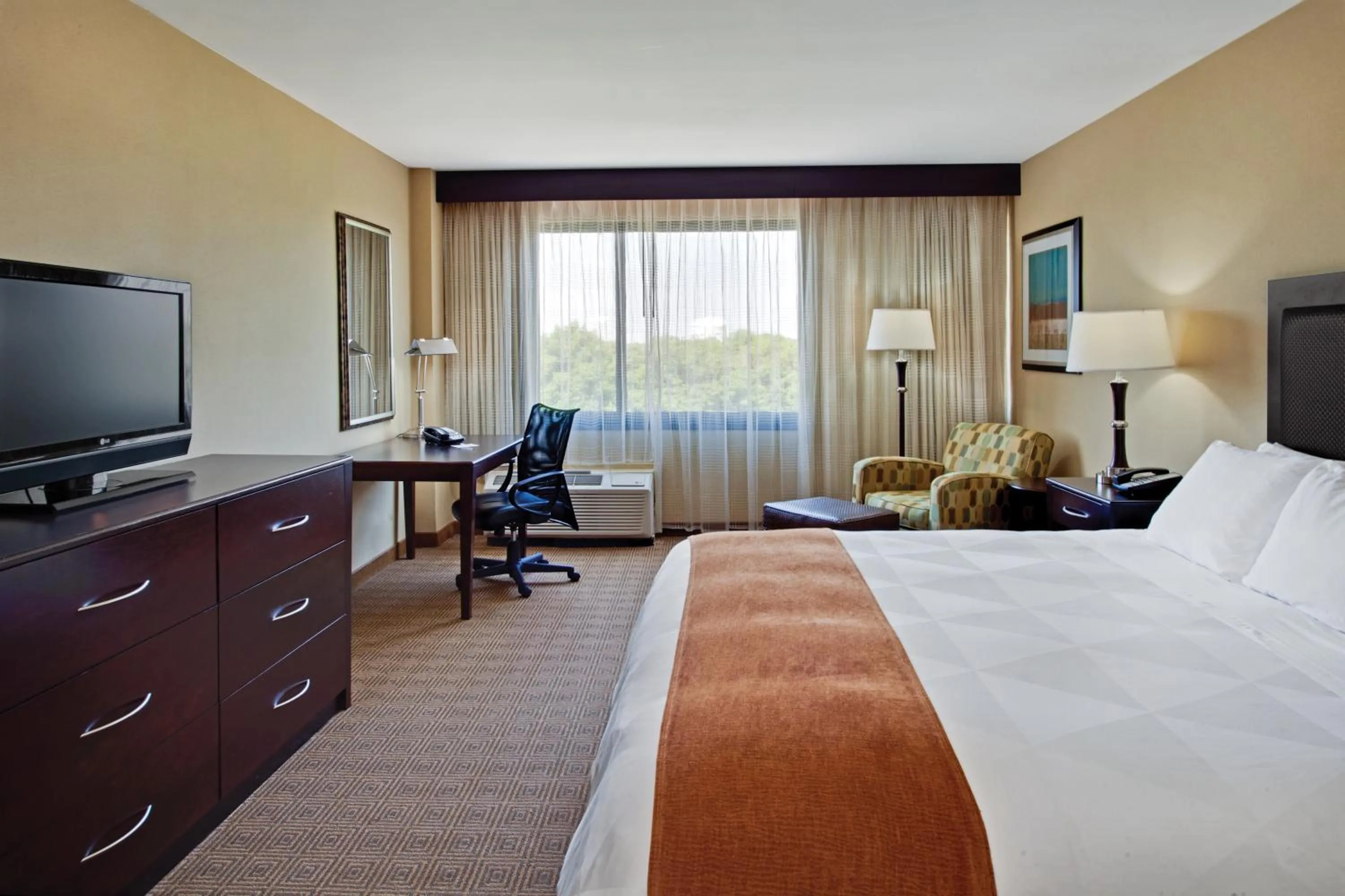 Bedroom, Bed in Radisson Hotel Freehold