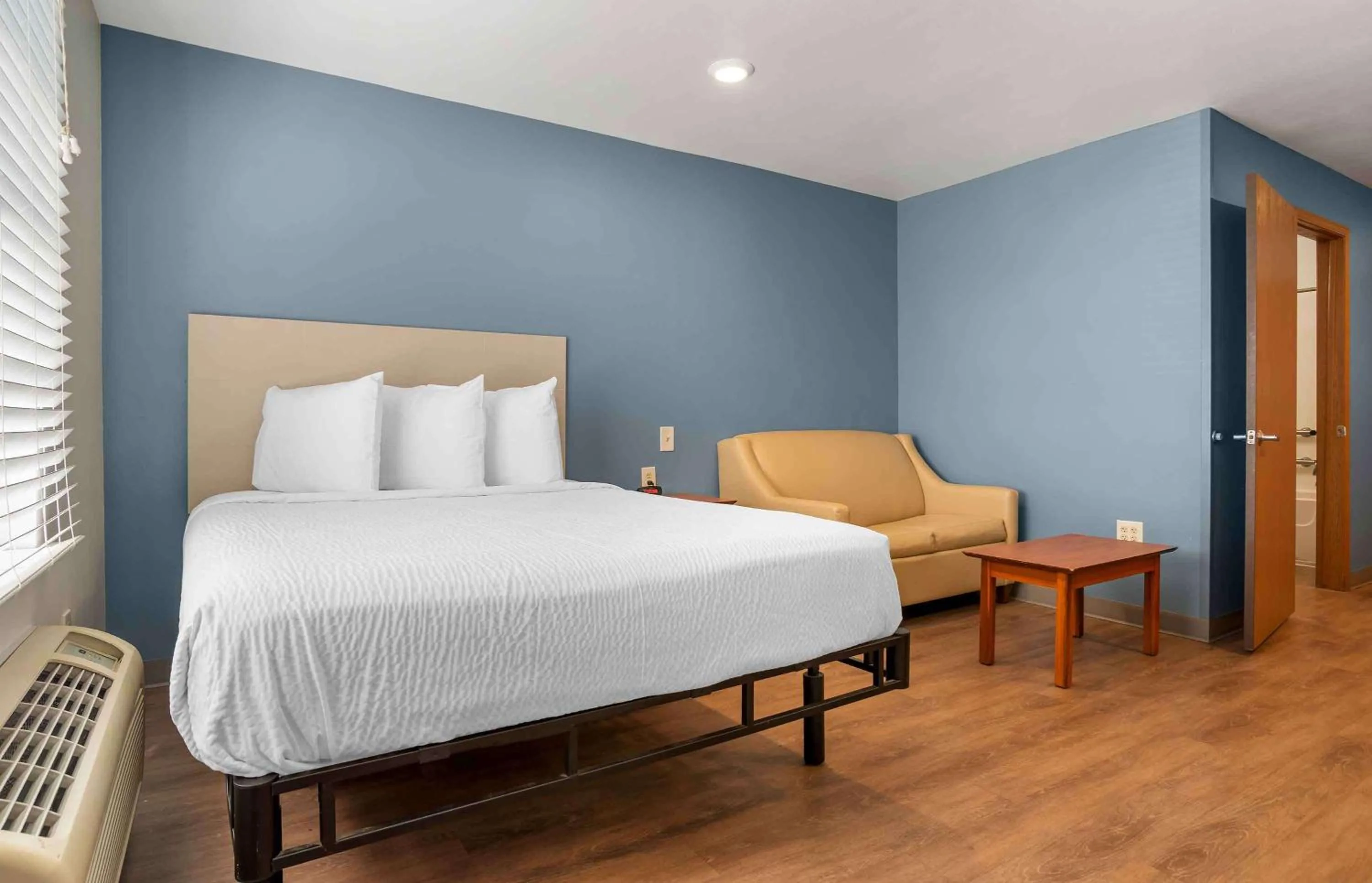 Bedroom, Bed in Extended Stay America Select Suites - Tallahassee - Northwest