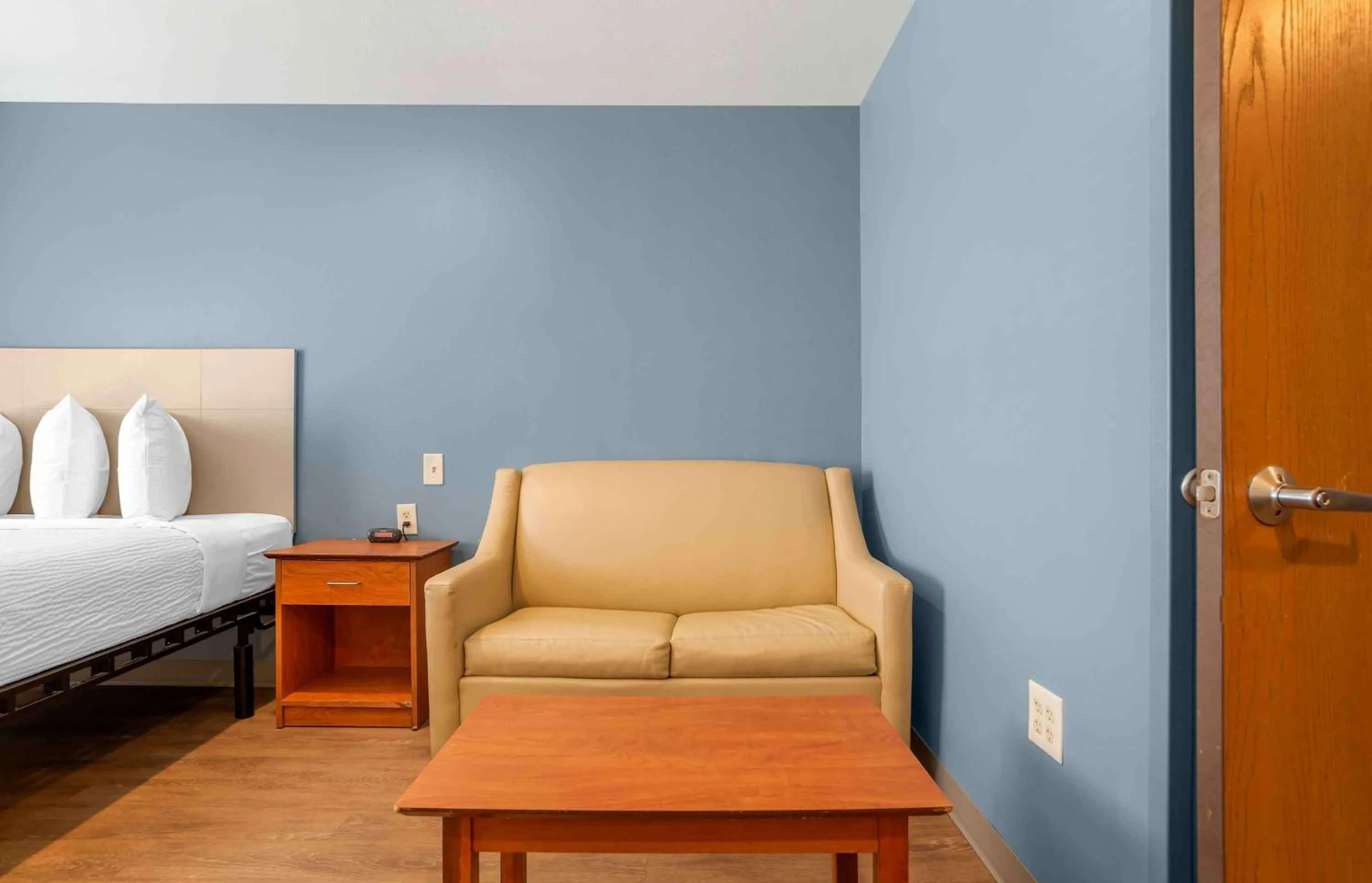 Bedroom, Bed in Extended Stay America Select Suites - Tallahassee - Northwest