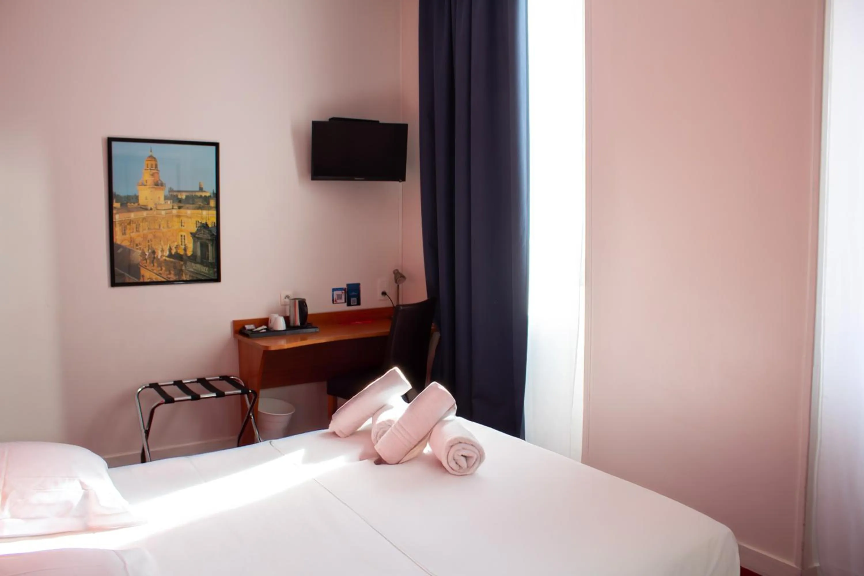 TV and multimedia, Bed in Le Clocher de Rodez Centre Gare