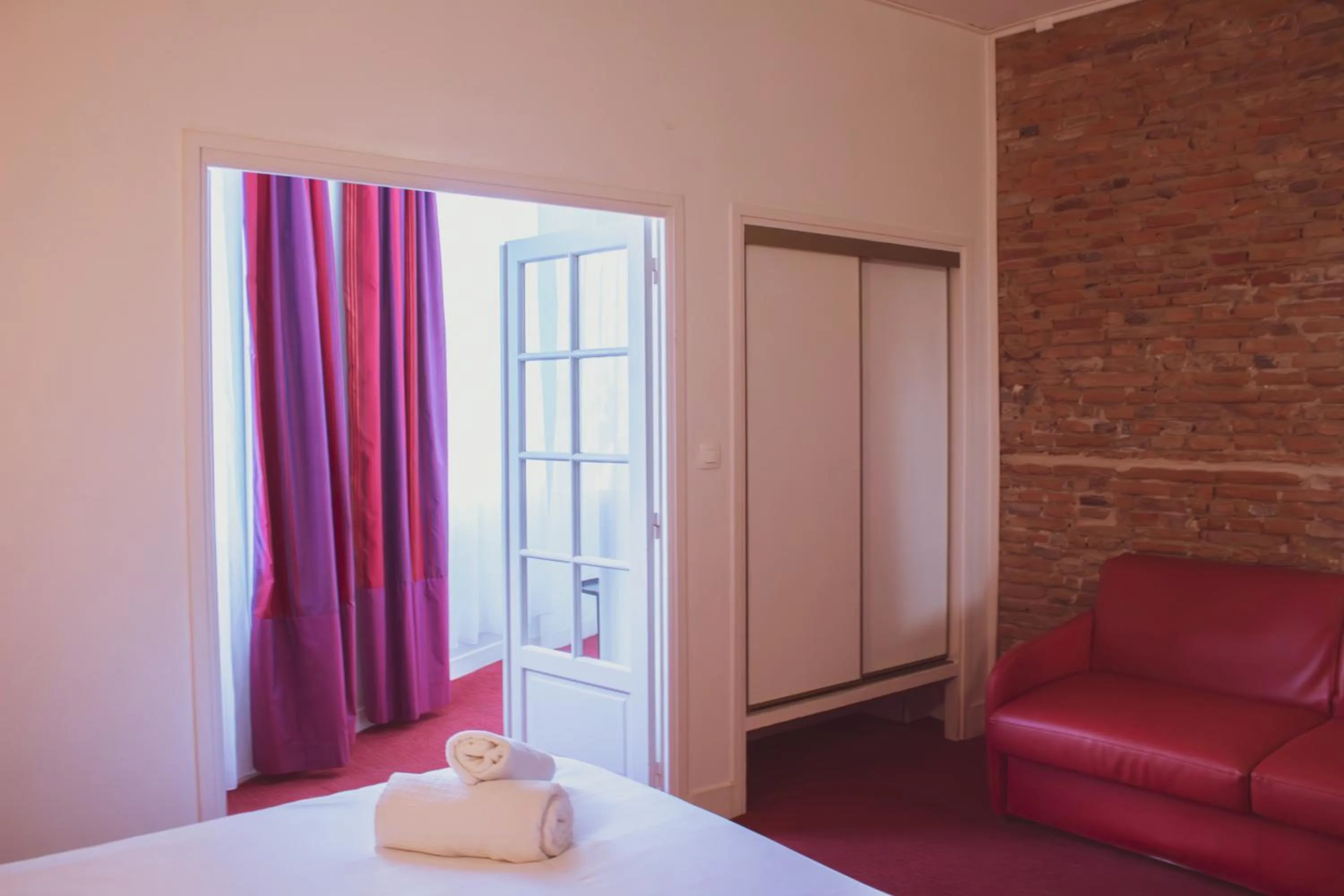 Living room, Bed in Le Clocher de Rodez Centre Gare