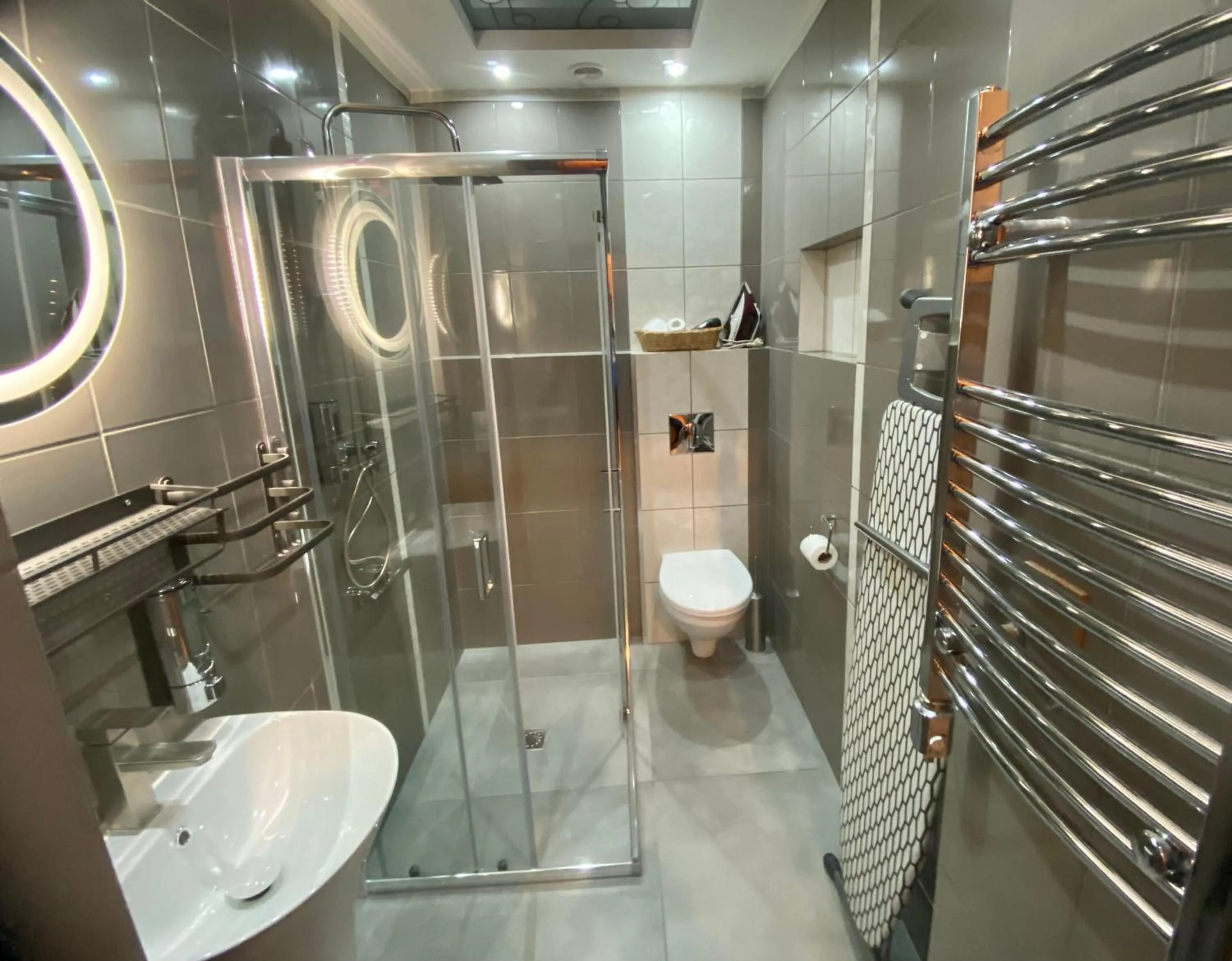 Shower in Topolove Rooms & Apartments