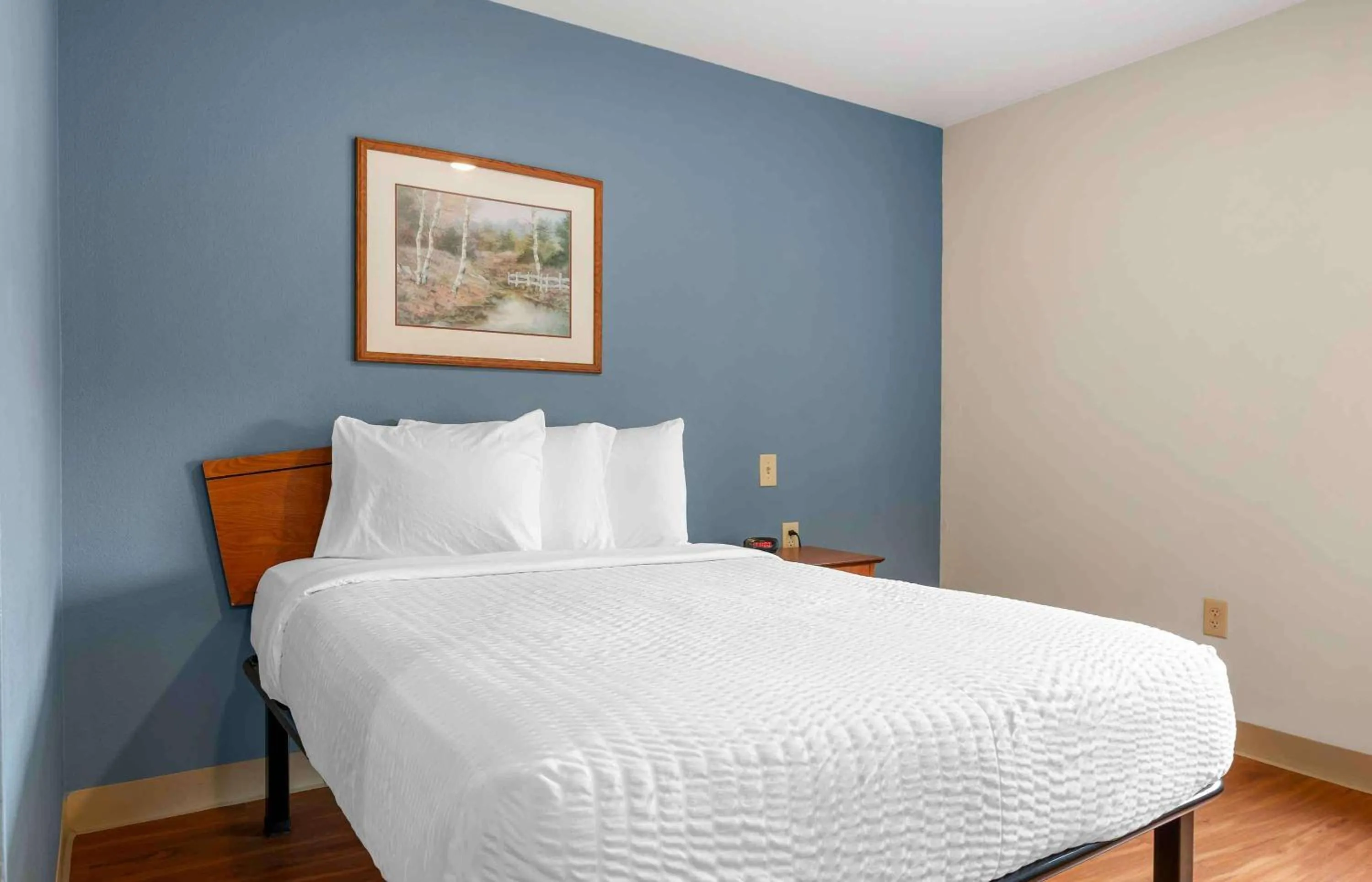 Bedroom, Bed in Extended Stay America Select Suites - Indianapolis - Plainfield