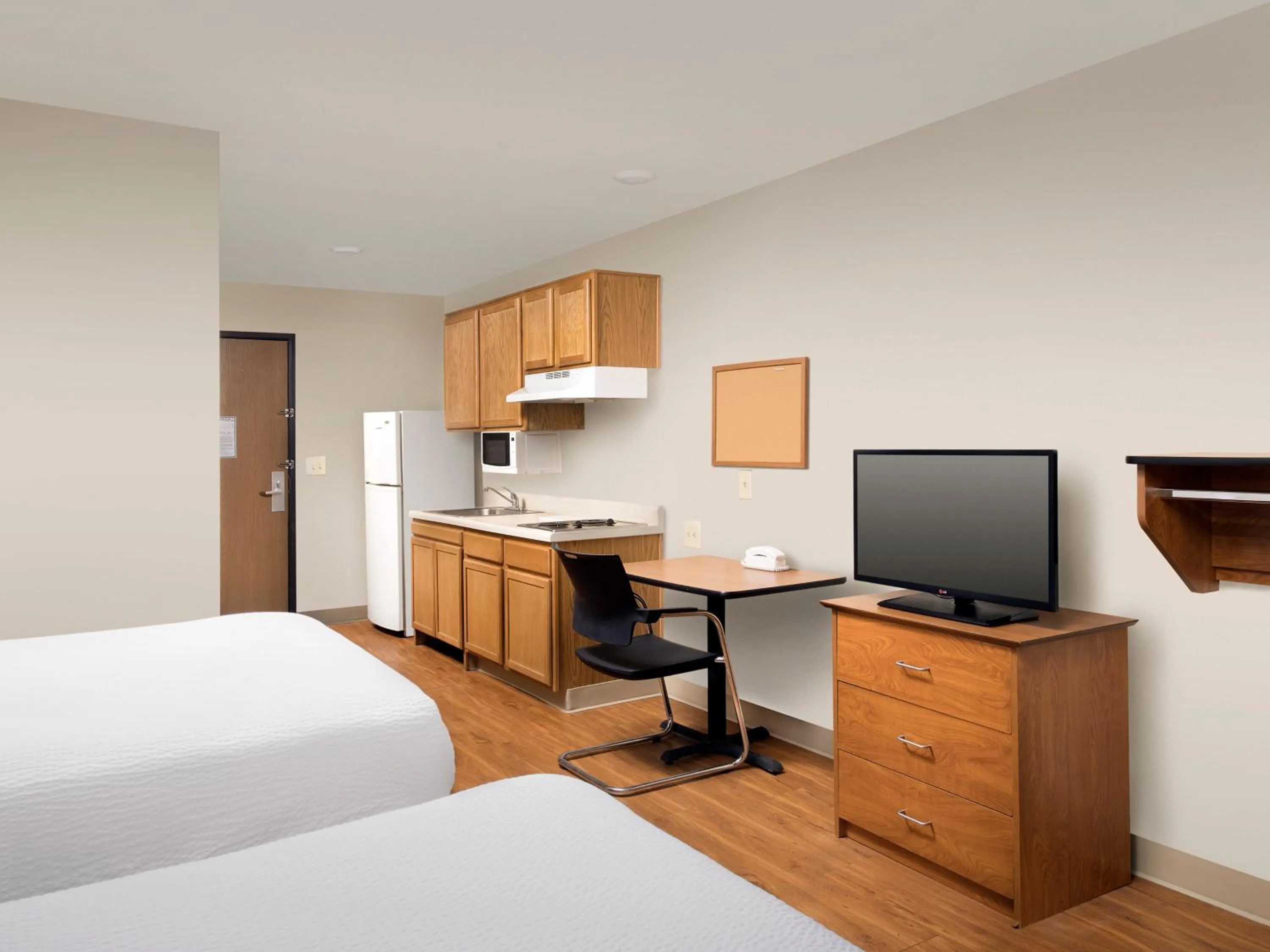 Kitchen or kitchenette, Bed in Extended Stay America Select Suites - Indianapolis - Plainfield