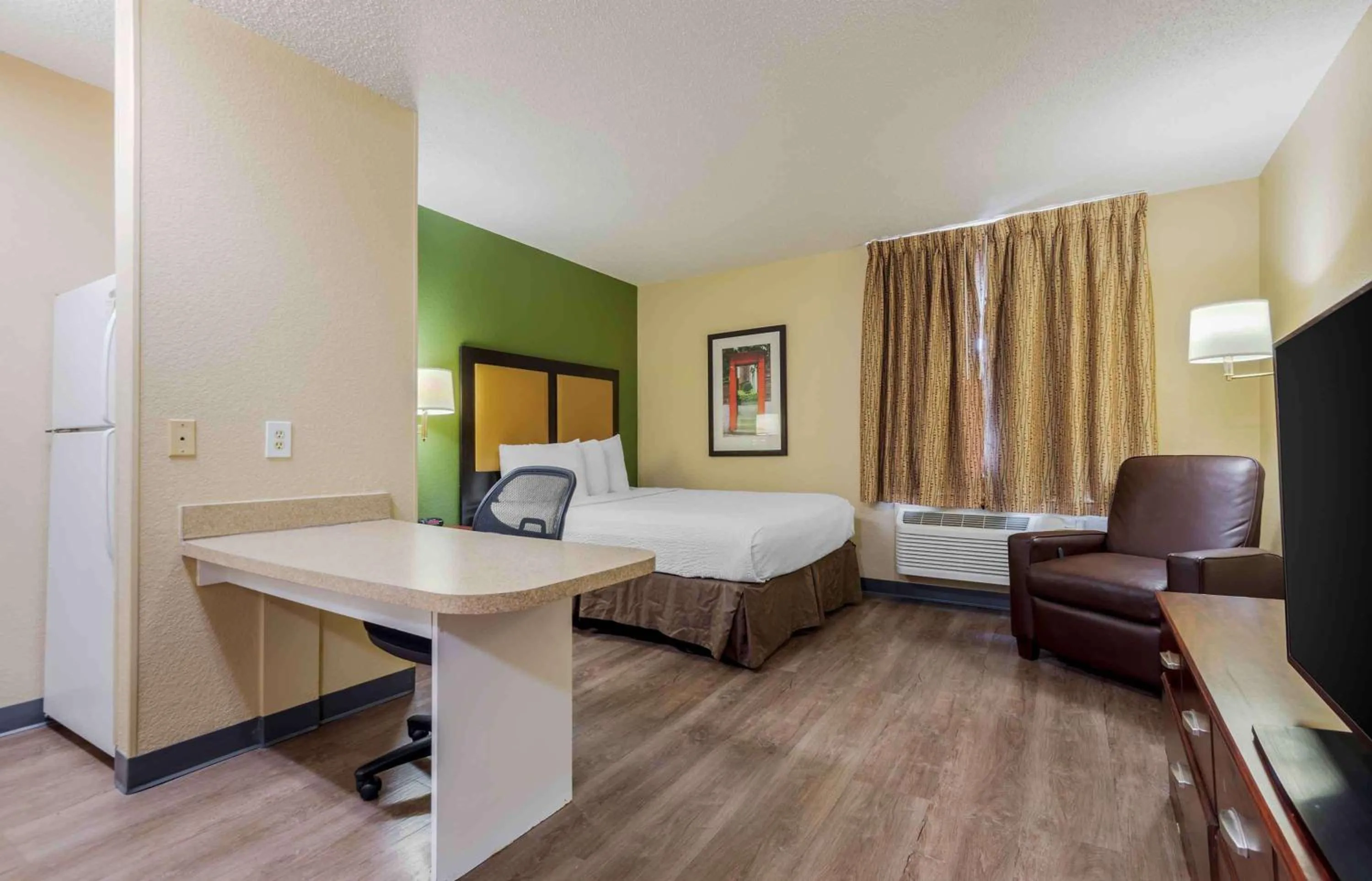 Bedroom, Bed in Extended Stay America Suites - Syracuse - Dewitt