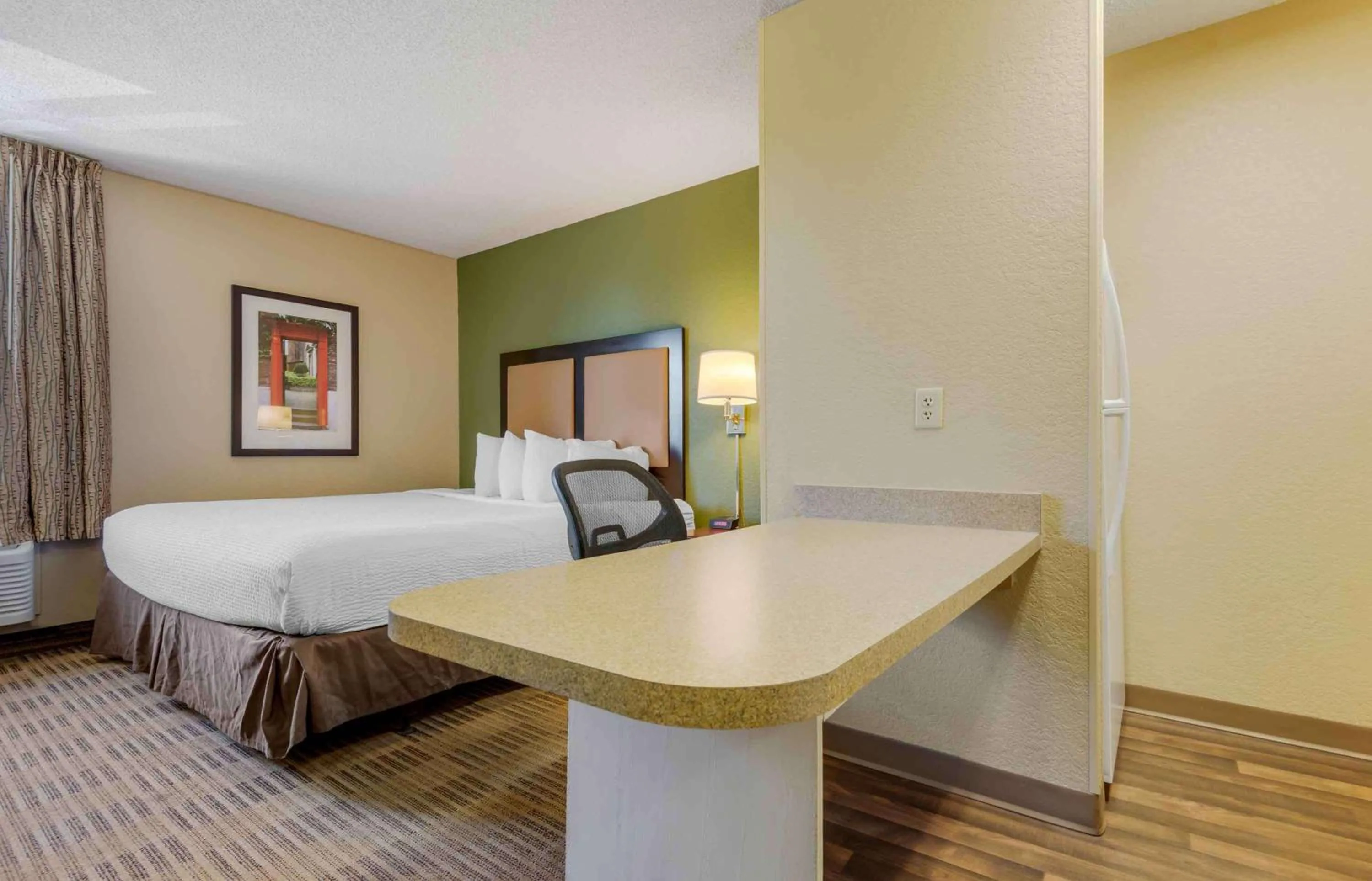 Bedroom, Bed in Extended Stay America Suites - Syracuse - Dewitt