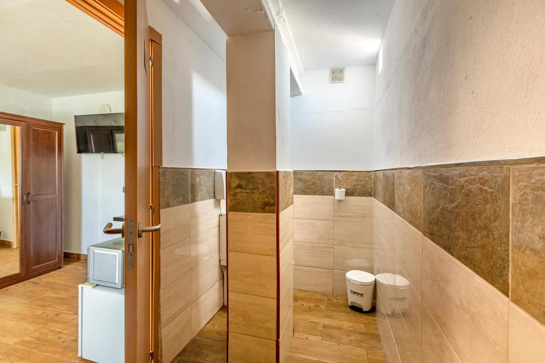 VALTISYA POOL AND AIRPORT