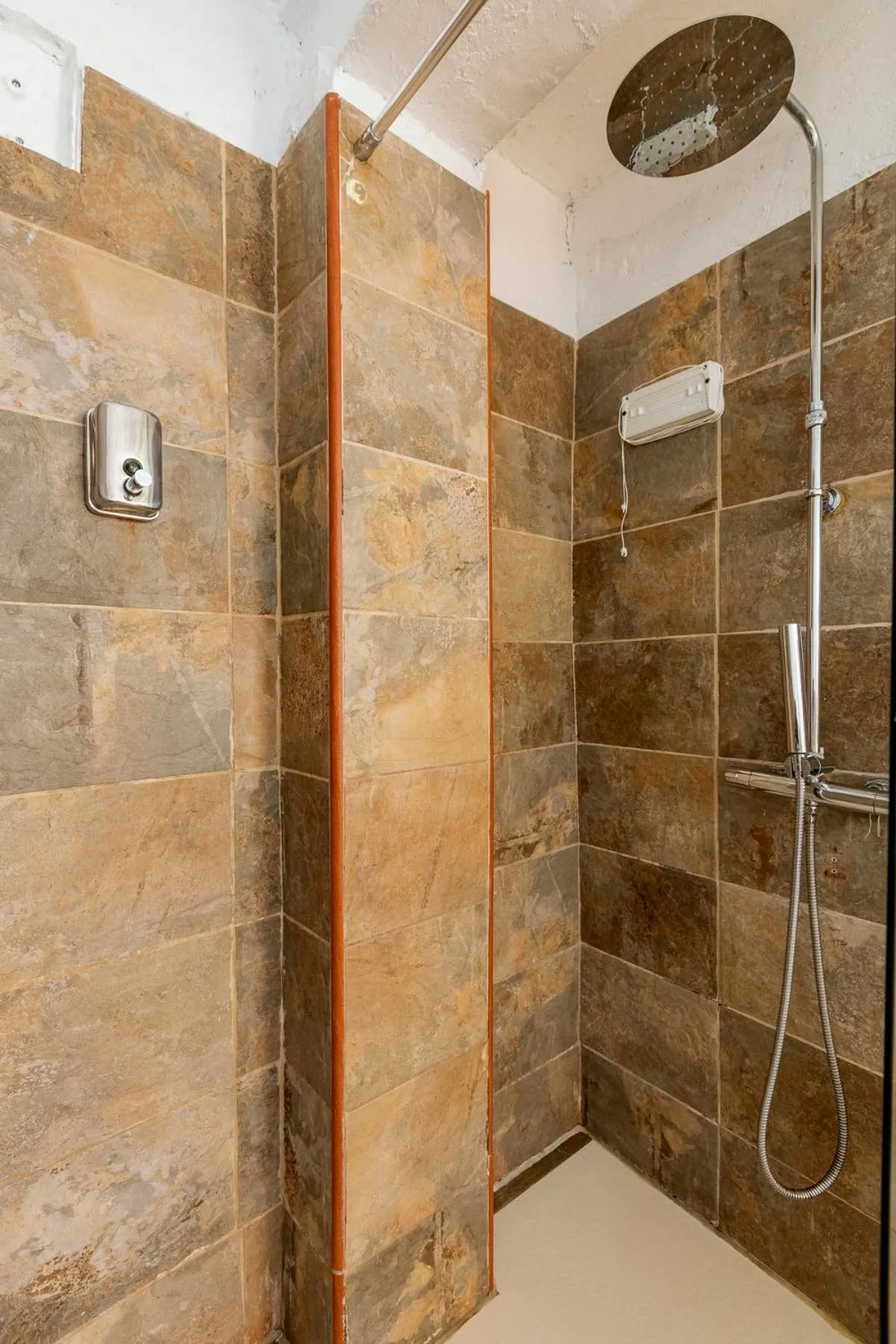 VALTISYA POOL AND AIRPORT