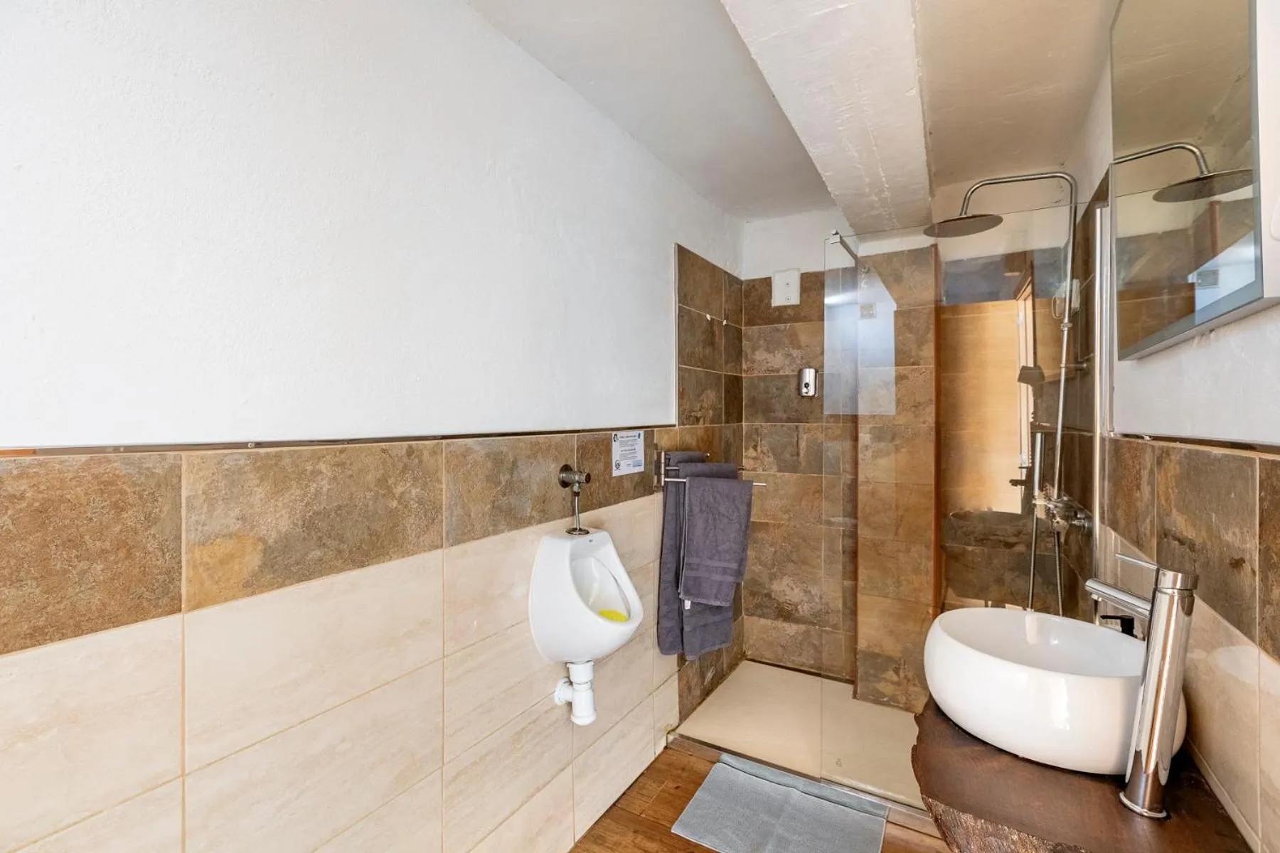 VALTISYA POOL AND AIRPORT