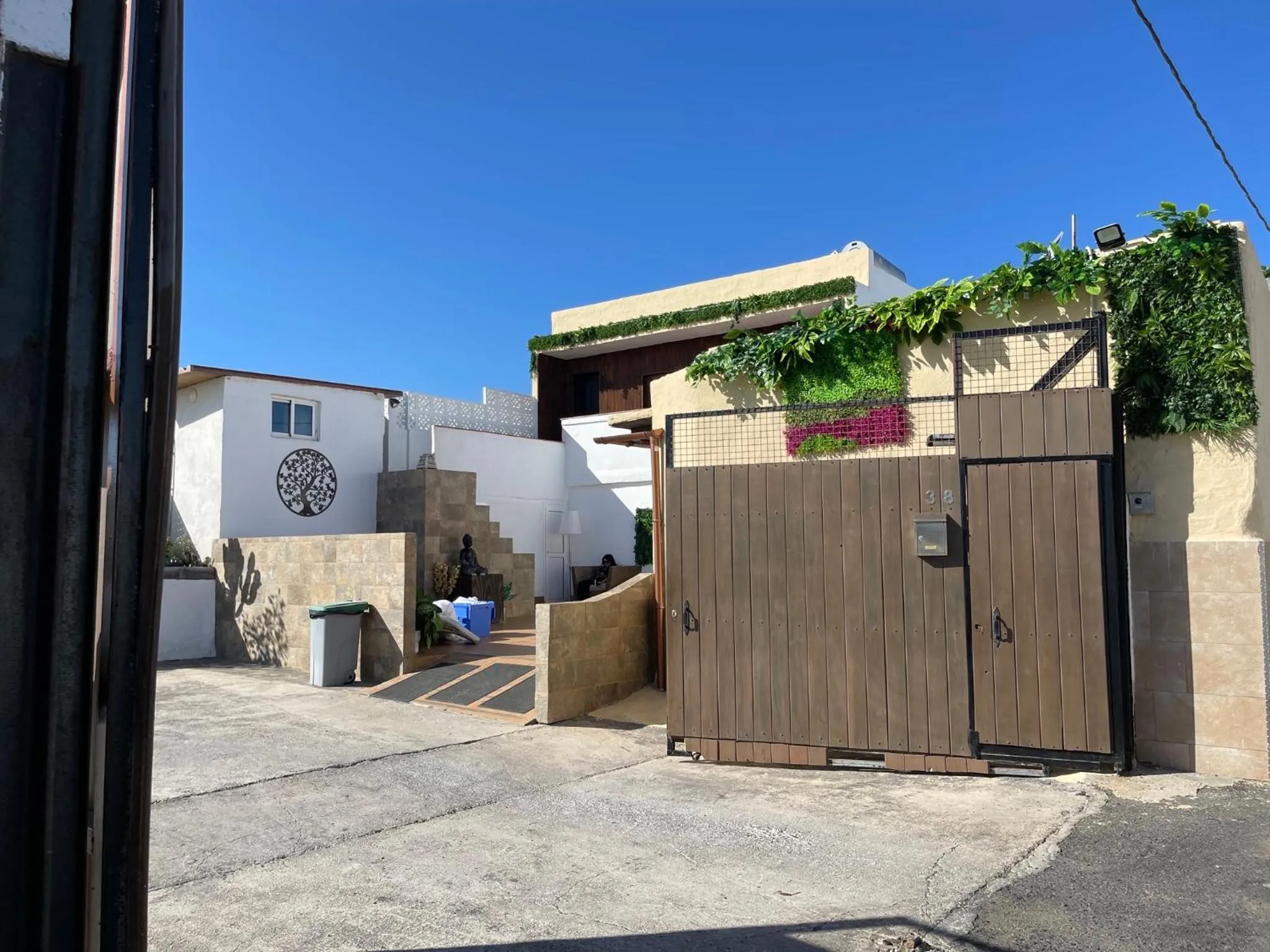 VALTISYA POOL AND AIRPORT