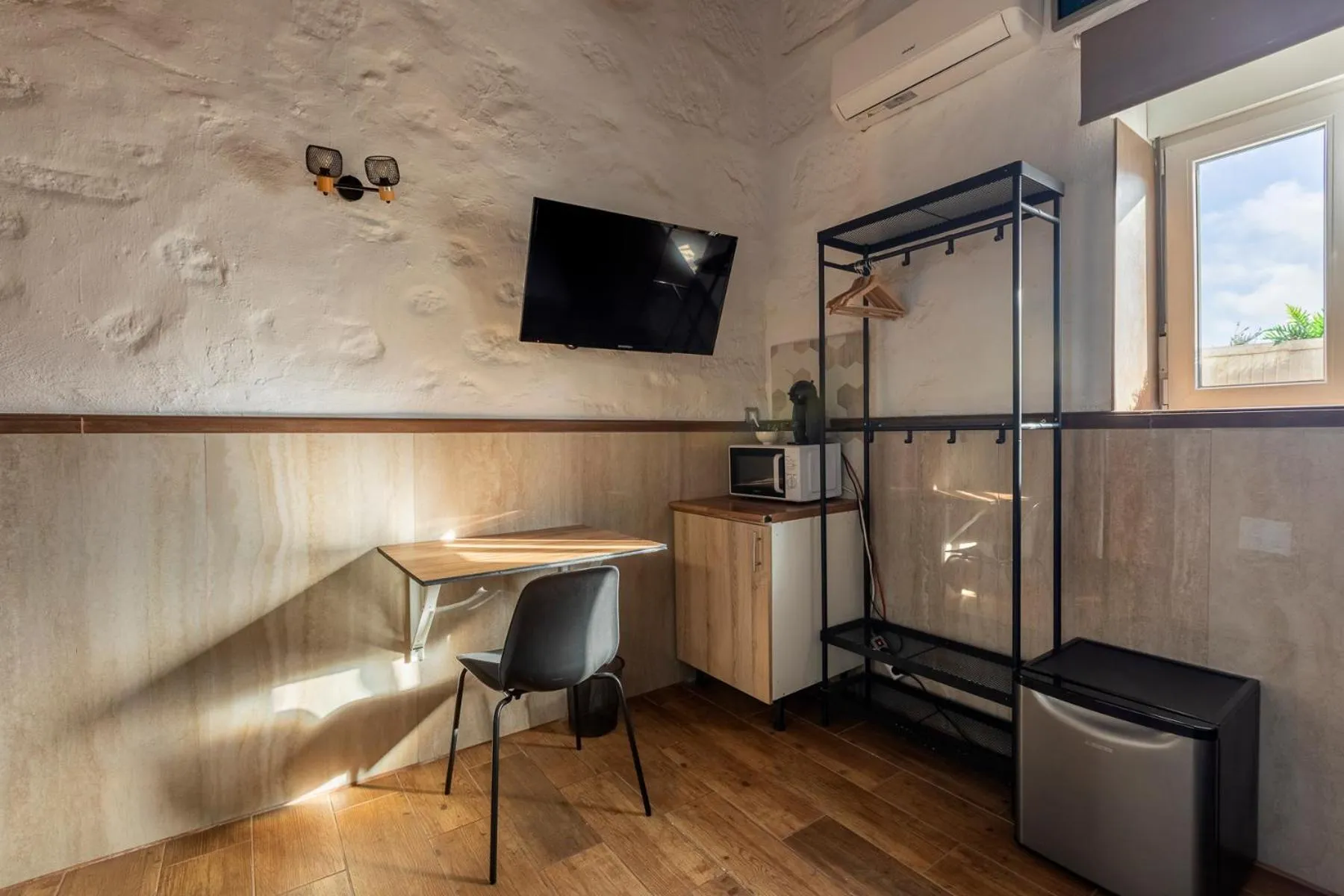 VALTISYA POOL AND AIRPORT