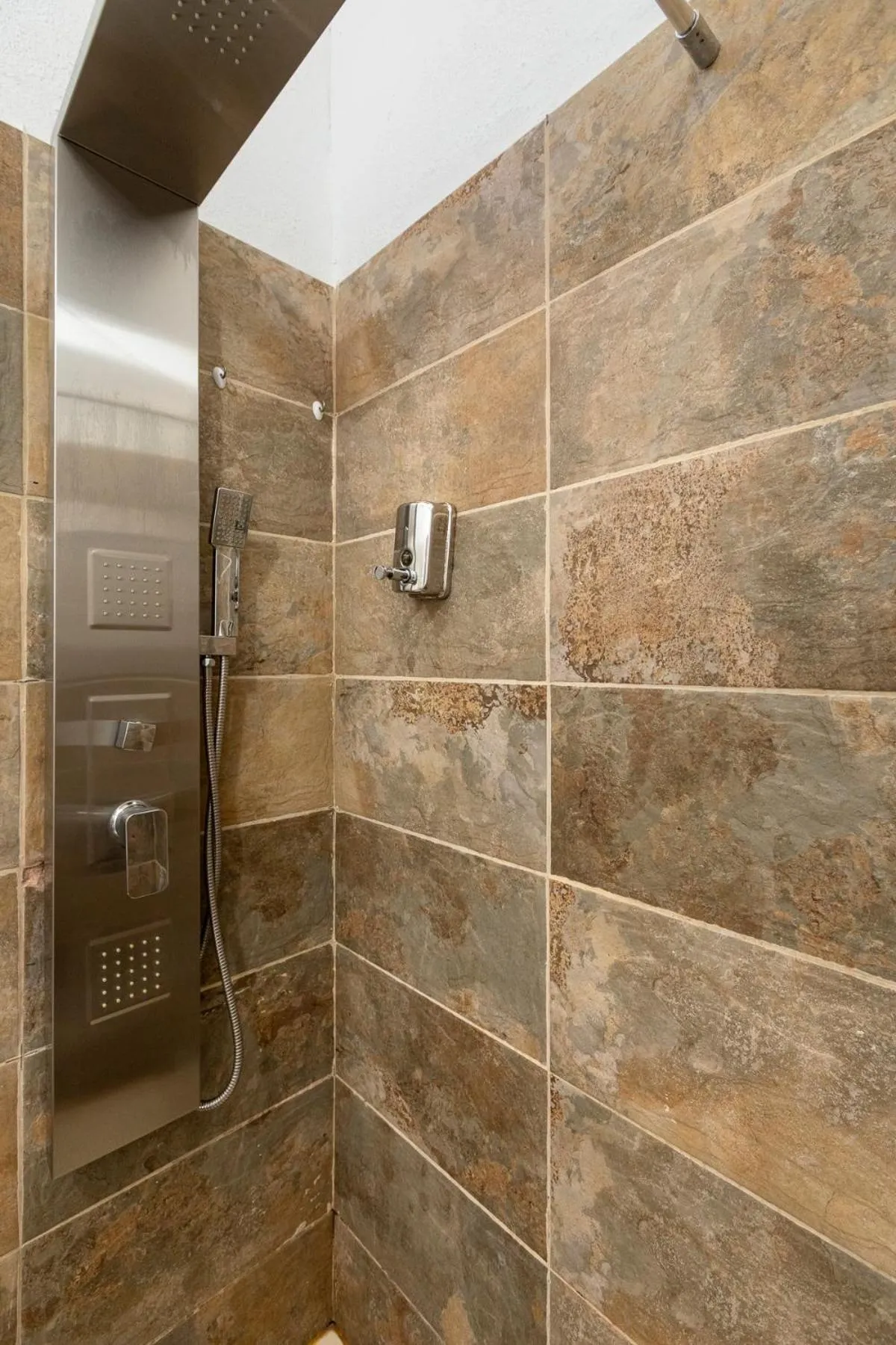 VALTISYA POOL AND AIRPORT