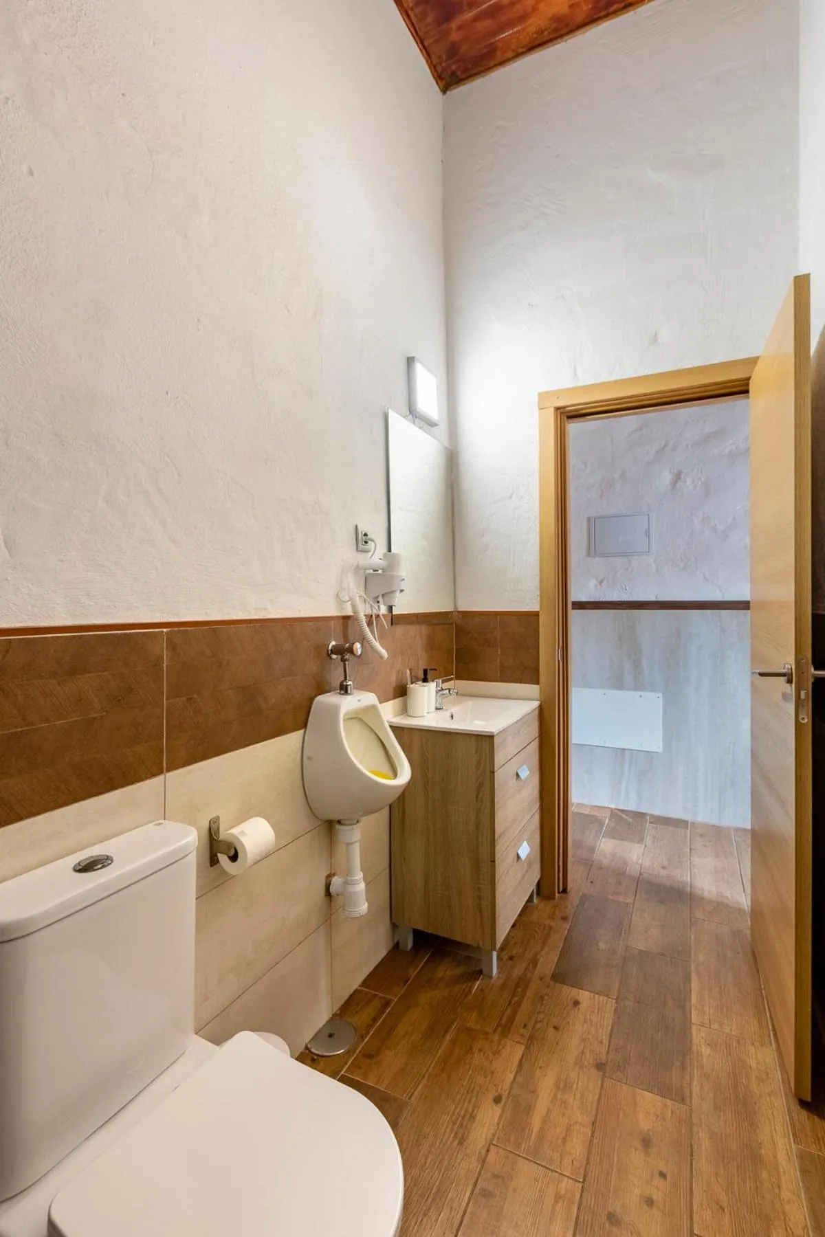 VALTISYA POOL AND AIRPORT