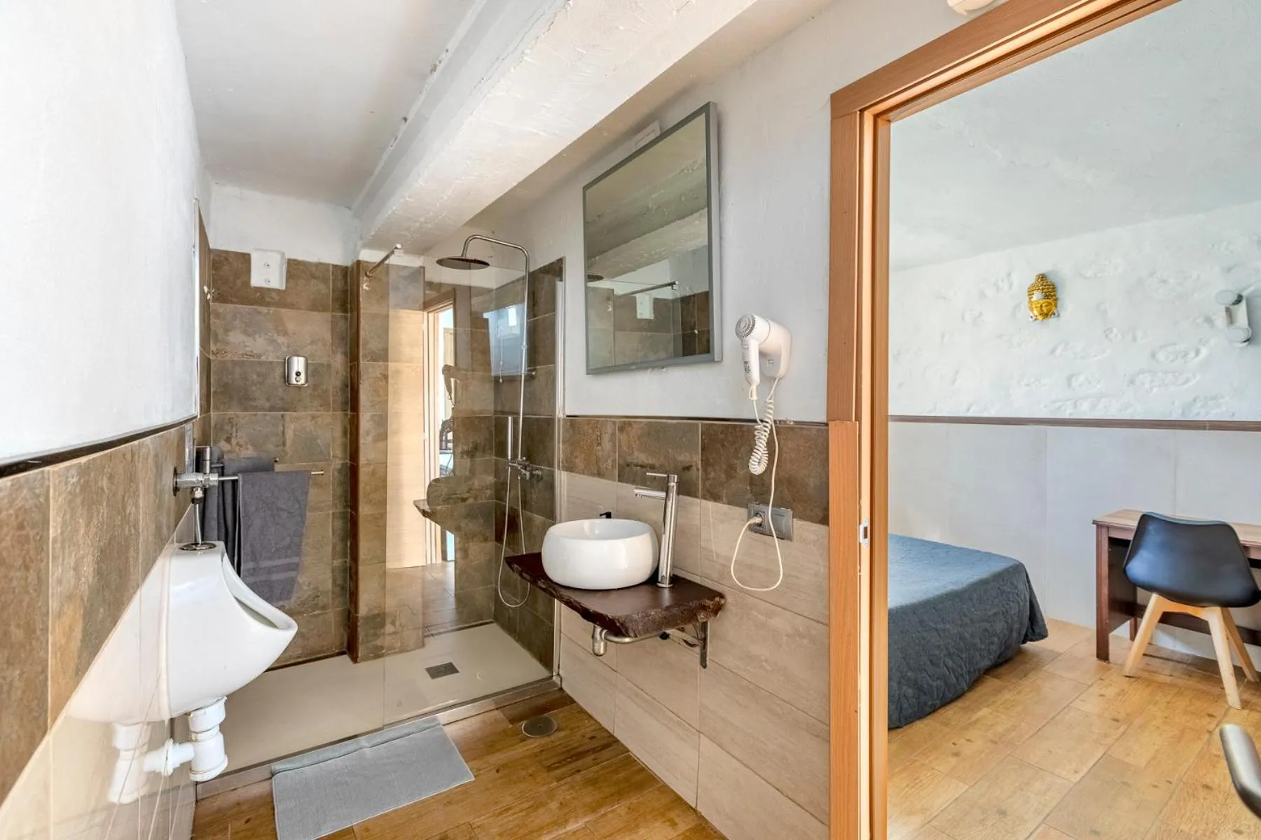 VALTISYA POOL AND AIRPORT