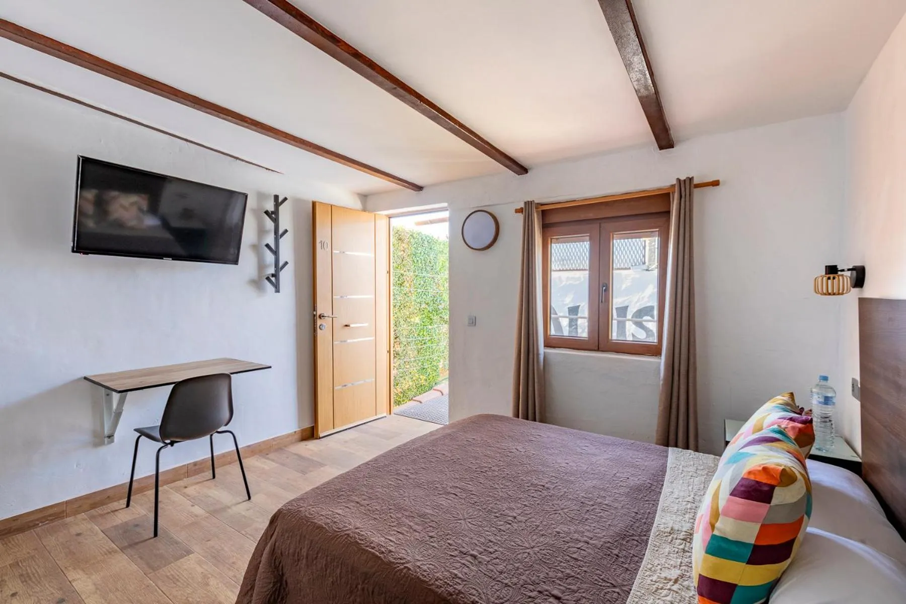 Bed in VALTISYA POOL AND AIRPORT