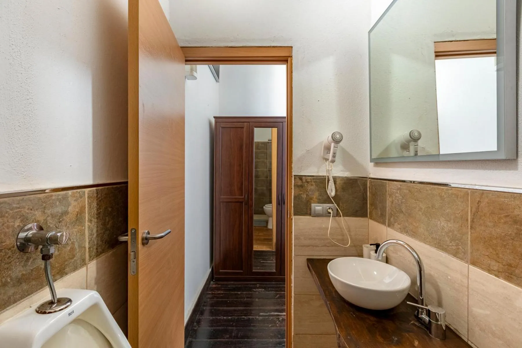 VALTISYA POOL AND AIRPORT