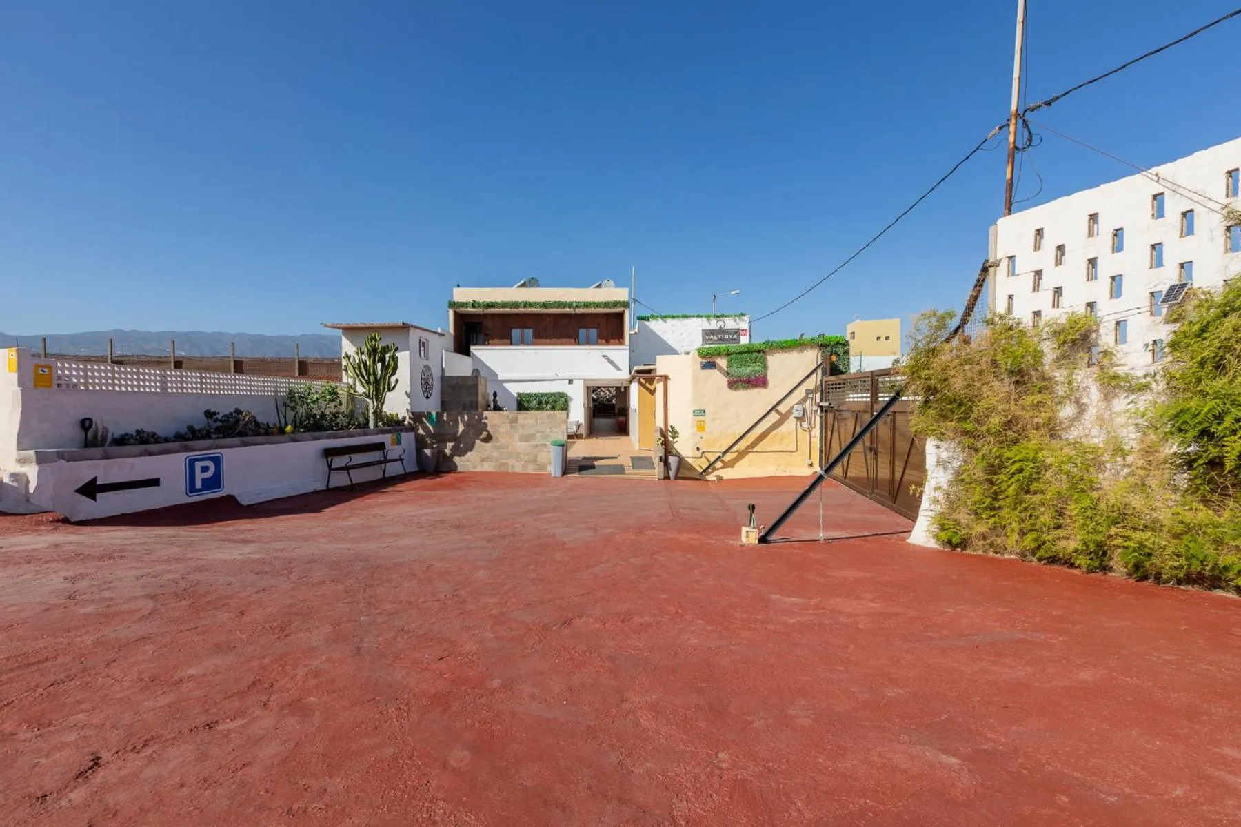 VALTISYA POOL AND AIRPORT