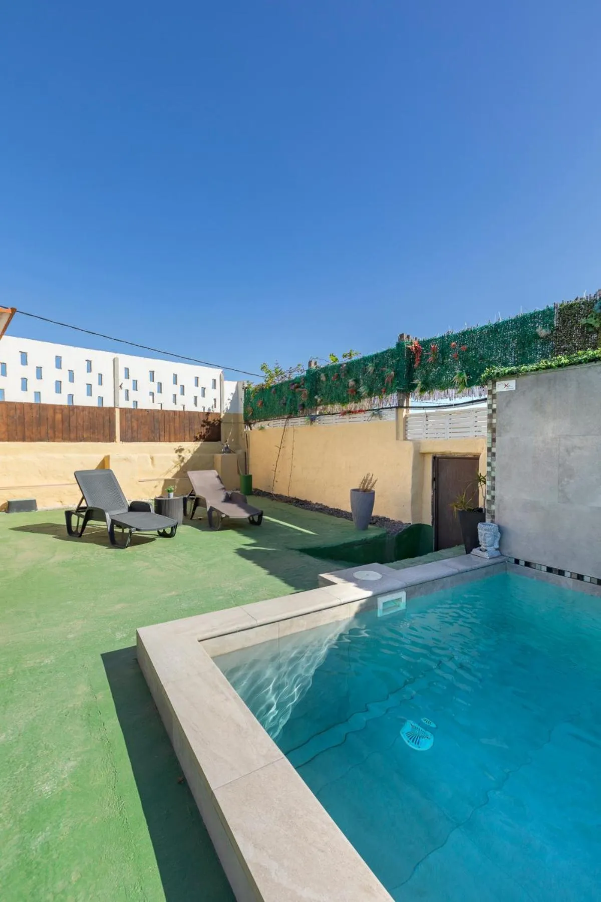 VALTISYA POOL AND AIRPORT