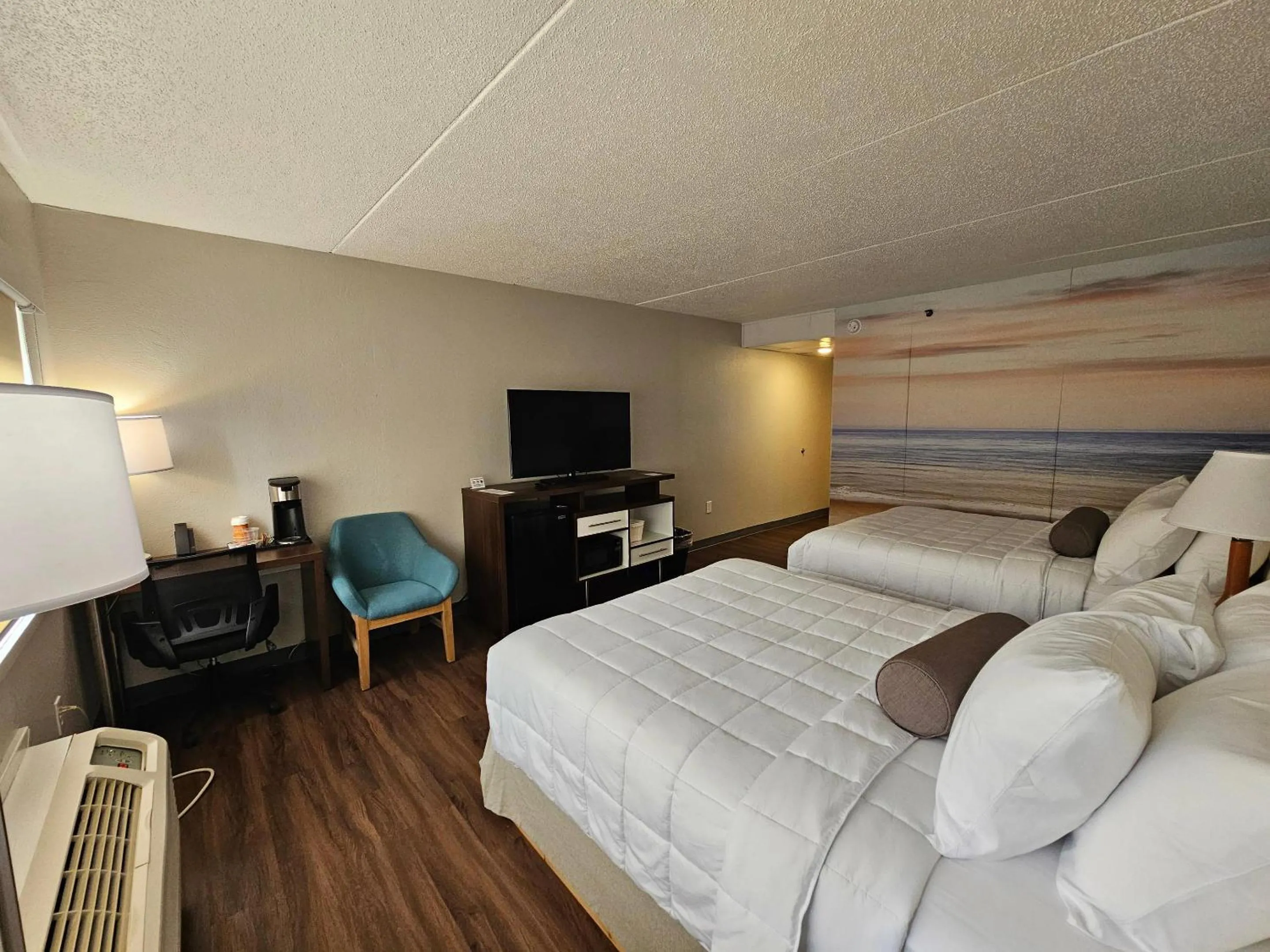 Bedroom, Bed in Germaine Inn South Portland