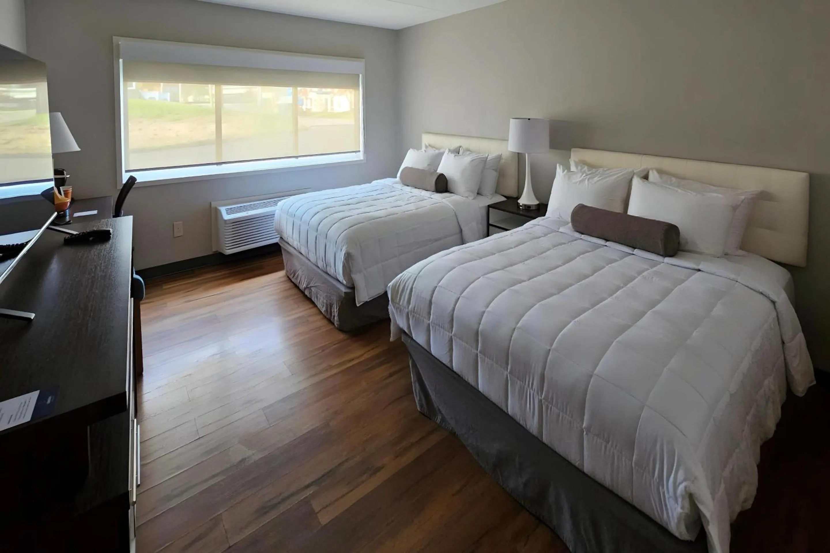 Bedroom, Bed in Germaine Inn South Portland