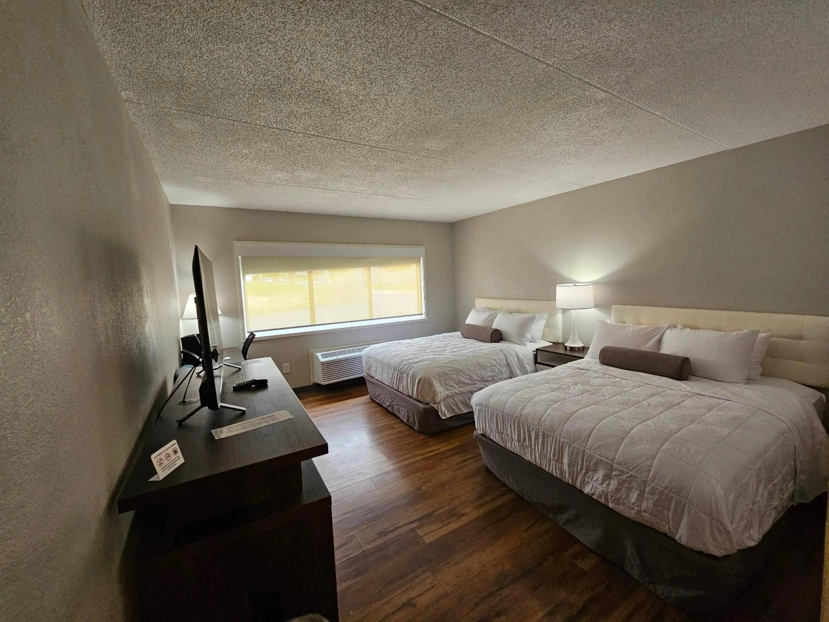 Bedroom, Bed in Germaine Inn South Portland