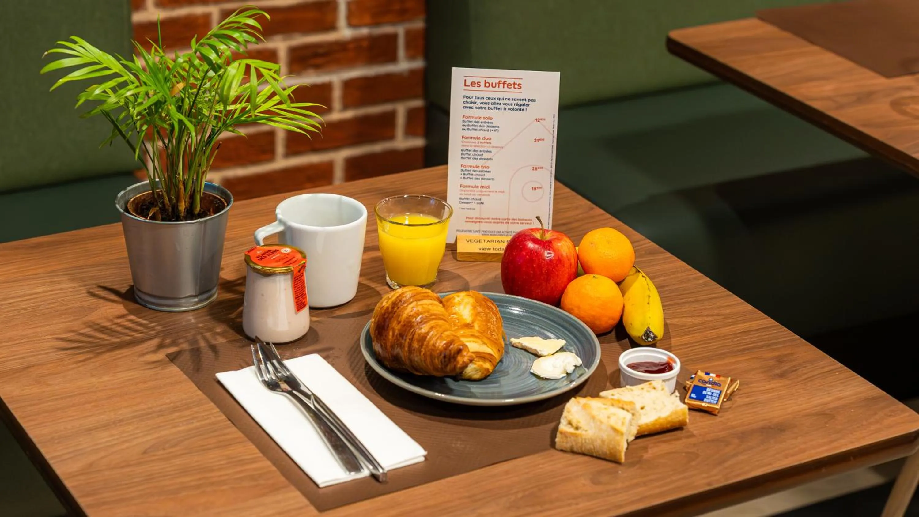 Food and drinks in Campanile NATURE - Bordeaux Lac