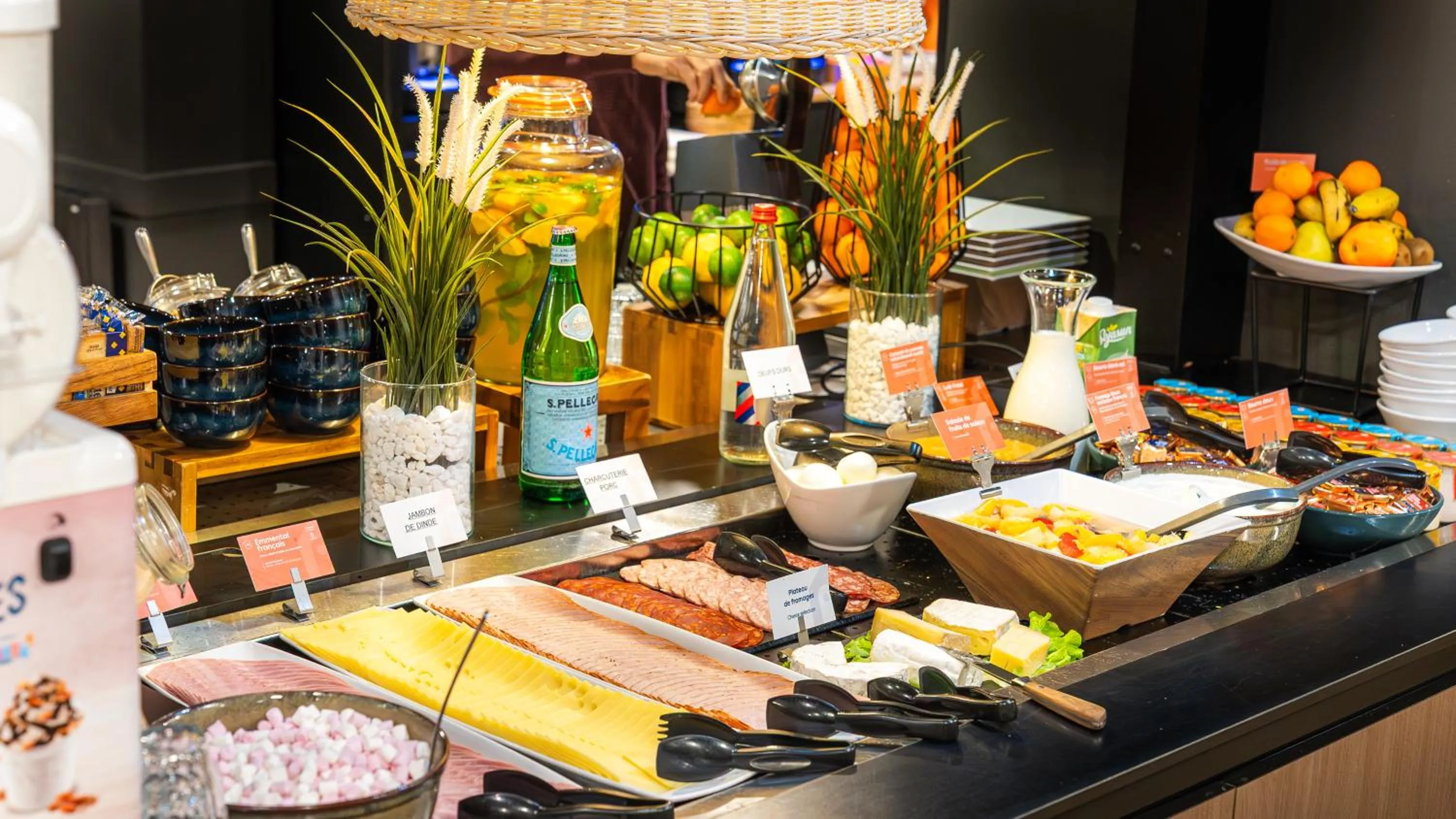 Food and drinks in Campanile NATURE - Bordeaux Lac