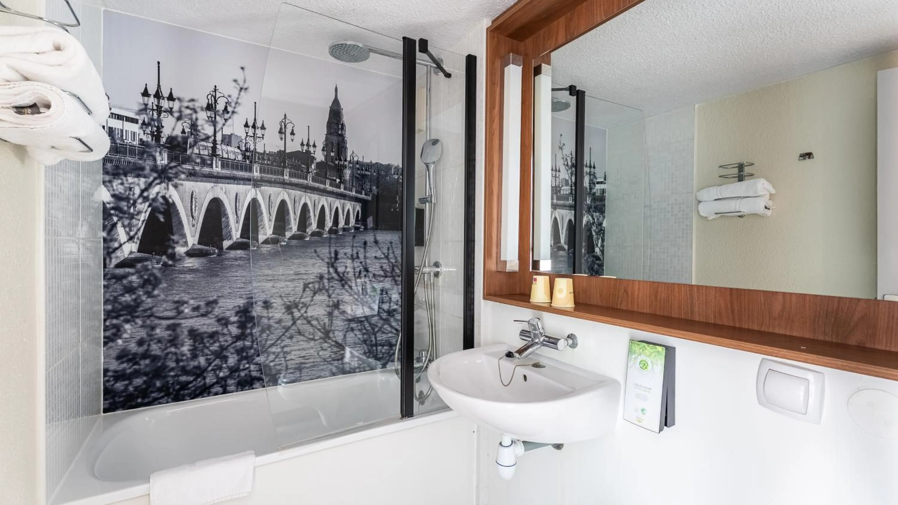 Shower in Campanile NATURE - Bordeaux Lac