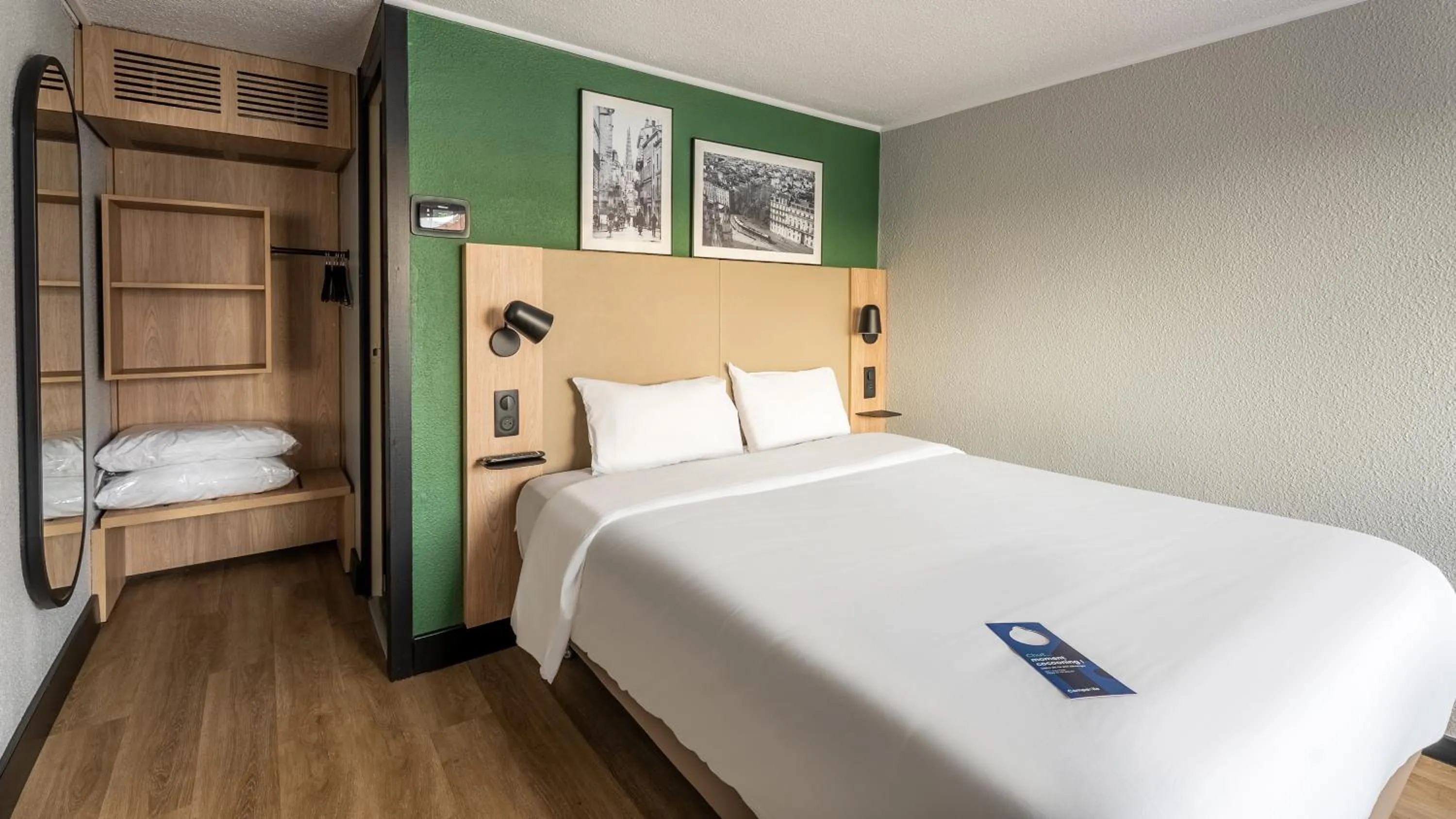 Bed in Campanile NATURE - Bordeaux Lac