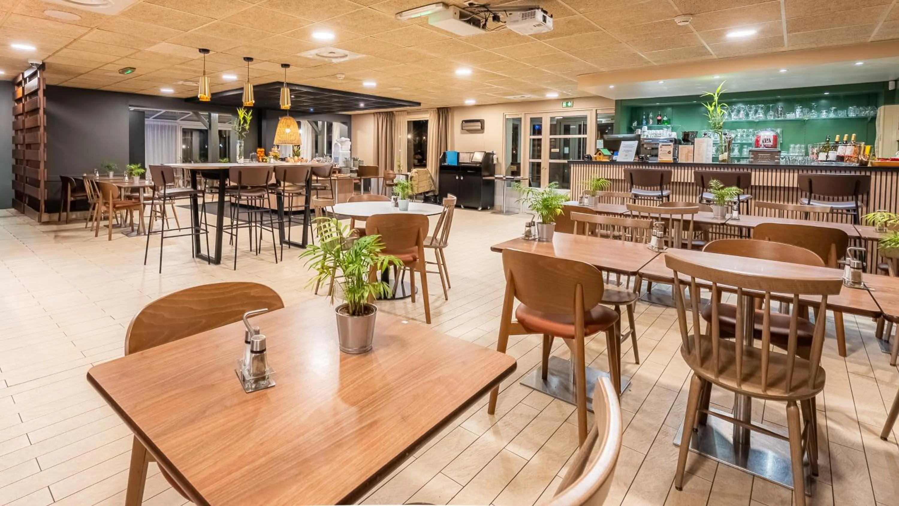 Restaurant/places to eat in Campanile NATURE - Bordeaux Lac