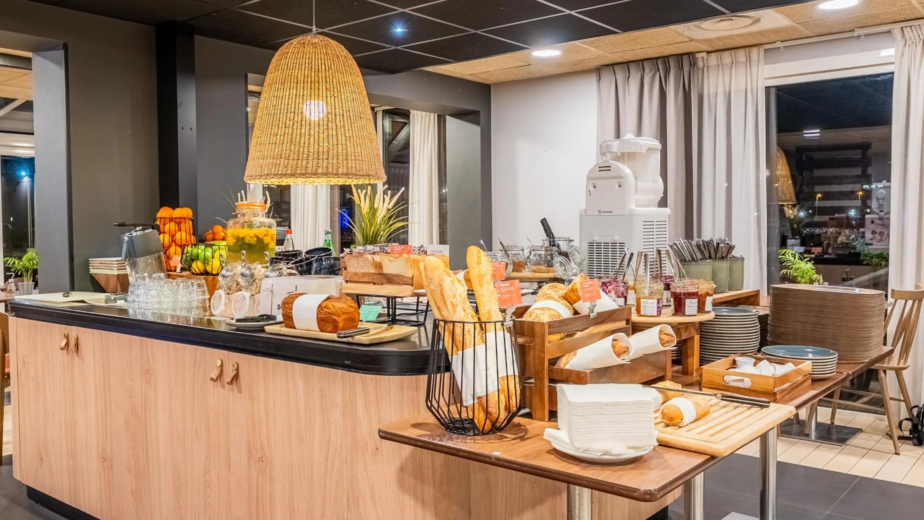 Restaurant/places to eat in Campanile NATURE - Bordeaux Lac