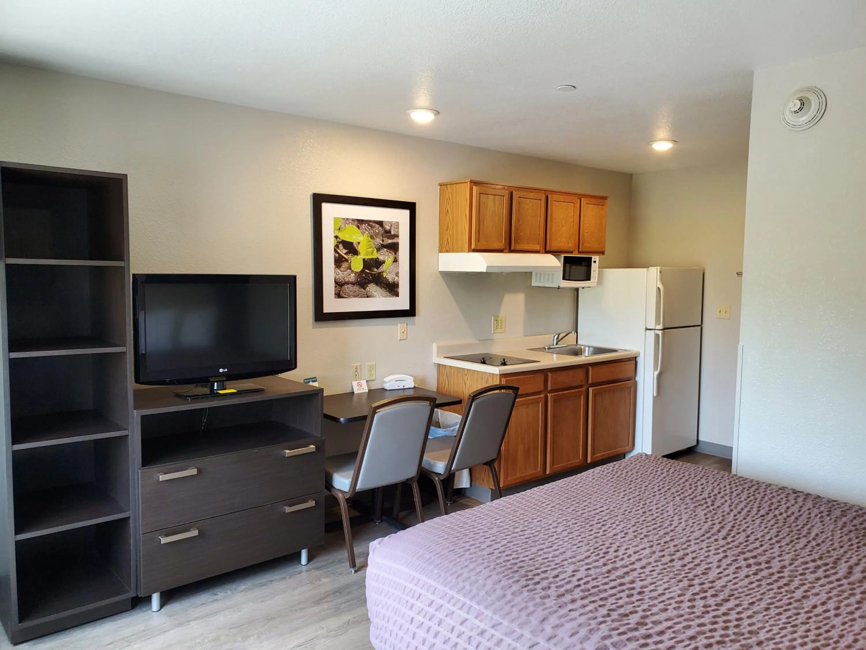 Kitchen or kitchenette in WoodSpring Suites Kansas City Mission