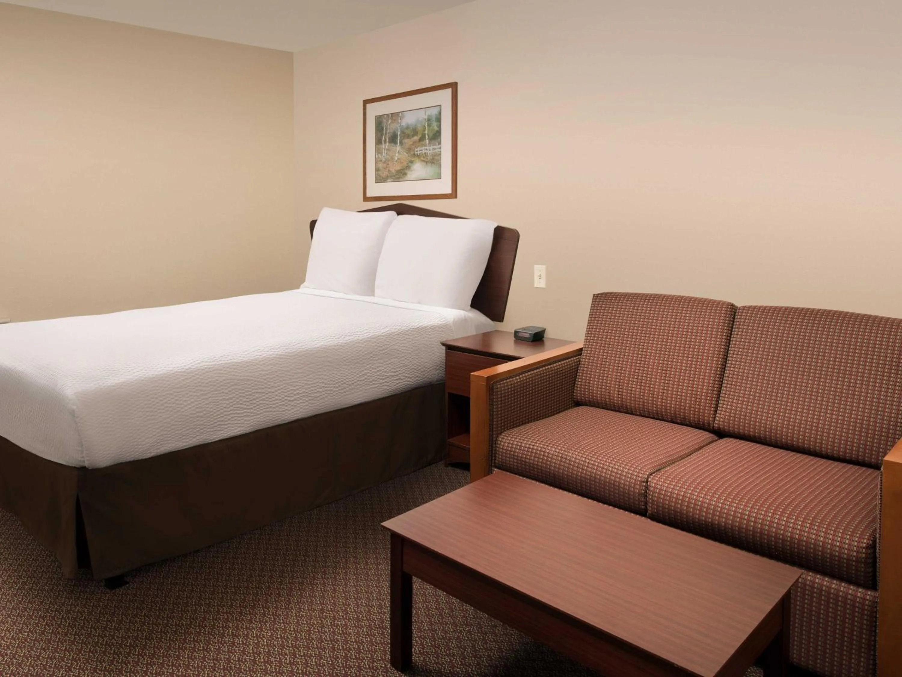 Bedroom, Bed in WoodSpring Suites Kansas City Mission