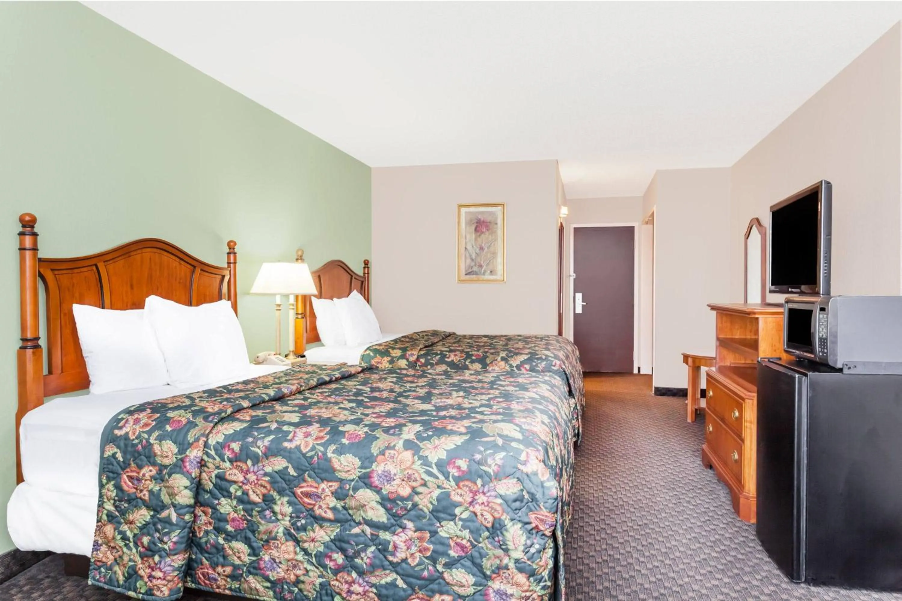 Days Inn & Suites by Wyndham SE Columbia Ft Jackson